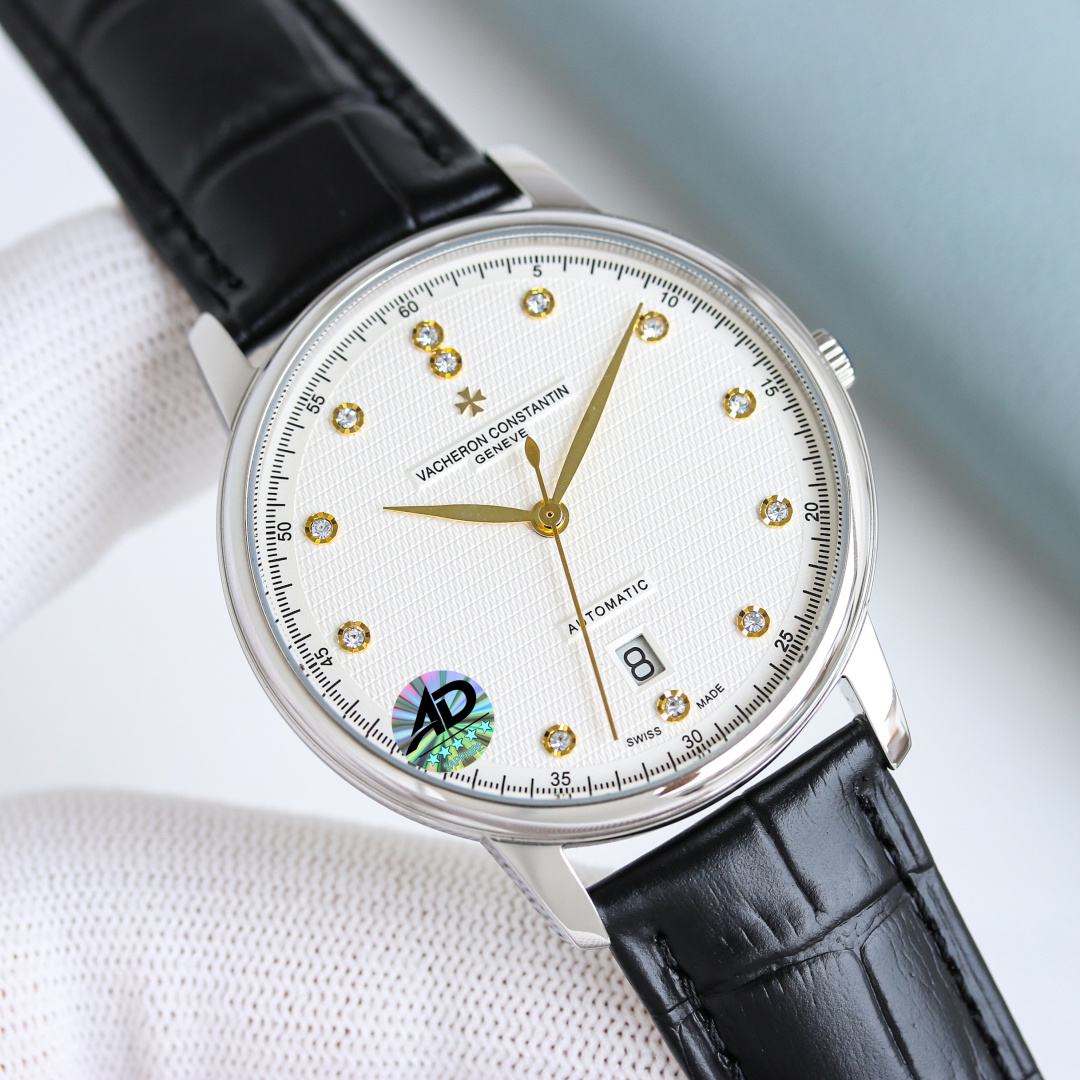 NO:882390,Gold 2026 recommends the highest replica V4 upgraded version on the market Vacheron Constantin/VC Heritage Series 85180 watch!  1 [Case] Size 40mm/9mm, perfectly round case, with slightly isolated lug design, making it more suitable for the wearer's wrist. Each finished case needs to undergo MK's strict quality control to restore the unique texture of the original. 2 [Movement] Steel wheels and other components are carefully decorated by MK watchmakers, and the automatic oscillating weight is plated with 18k gold, maximizing the original exquisite craftsmanship.  3 [Mirror] The two sapphire glass mirrors on the front and back are treated with anti-vertigo coating. 4 [Strap] Double-layer Italian calfskin, with Maltese cross pin buckle, a sincere work. Welcome for your appreciation,,,vacheron,cowhide19860909金 2026推荐市场最高复刻 V4升级版本 江诗丹顿 / VC传承系列85180腕表！ 1【表壳】尺寸40mm/9mm,完美圆形的表壳,搭配微孤式表耳设计,使之更加贴合佩戴者的手腕.每一个成品壳套,都需经过MK严格的质量把控,方能还原正品独特的质感. 2【机芯】钢轮等部件均由MK制表师精工装饰,自动摆陀更是镀有18k金,最大限度呈现原装精湛的工艺水平. 3【表镜】前后两片蓝宝石玻璃镜面,均有防眩晕镀膜处理. 4【表带】双层意大利小牛皮,搭配马耳他十字针扣,诚意之作 欢迎您的品鉴,,,vacheron,cowhide,Watch