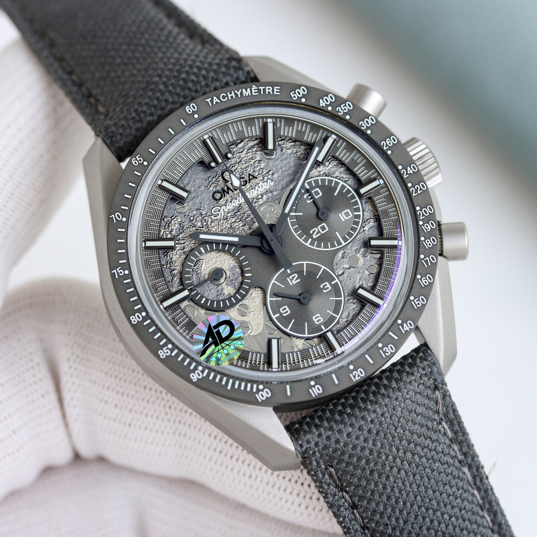 NO:858823,Produced by TW Factory, the new Omega OB2 Speedmaster series 'Bright Moon Gray' watch has both sides of the moon, which can be seen on the wrist. OMEGA case 44.25mm gray case, treated with plasma technology, presents a metallic matte gray. The gray anodized aluminum hollow plate on the dial points directly to the 'bright side of the moon' (near the ground) texture of the movement.  The bezel is made of the same ceramic material, with a laser-engraved tachymeter scale and a luminous coating. The strap is available in rubber or coated nylon, both with lunar craters on the inside. The movement is engraved on both sides of the moon. Model Omega 3869 Master Chronometer movement, manual winding, 50-hour power reserve. The front (plate side) plywood has been laser ablated to replicate the 'bright side of the moon' on the front of the moon.  The back (transparent) oscillating weight and splint are engraved with 'Dark Side of the Moon' (far surface), and the back of the watch is engraved with the famous saying of the Apollo 8 astronauts 'THE MOON IS ESSENTIALLY GRAY' (The moon is essentially gray). Luxurious and exquisite, recommended men's multi-functional mechanical watch. For the best luxury recommendation as a gift, please look for TW's exclusive quality, omega19860909TW 出品  TW Factory 欧米茄 OB2 全新超霸系列“皓月之灰”腕表 月之双面,尽收腕间. OMEGA表壳44.25mm 灰色表壳,经等离子技术处理,呈现金属质感的哑光灰. 表盘灰色阳极氧化铝镂空盘,直指机芯“月之亮面”（近地面）纹理. 表圈同材质陶瓷,激光镌刻测速刻度,覆夜光涂层 表带配橡胶或涂层尼龙两种,内侧均有月球坑纹. 机芯双面月面雕刻 型号欧米茄 3869 至臻天文台机芯,手动上链,50小时动力储备. 正面（盘侧）夹板经激光烧蚀,复刻月球正面的“月之亮面”. 背面（背透）摆陀与夹板雕刻“月之暗面”（远地面）,表背镌刻阿波罗8号宇航员名言“THE MOON IS ESSENTIALLY GREY”（月球本质是灰色的）奢华精致推荐男士多功能机械腕表 送礼最佳奢华推荐请认准TW独家品质,,omega,Watch