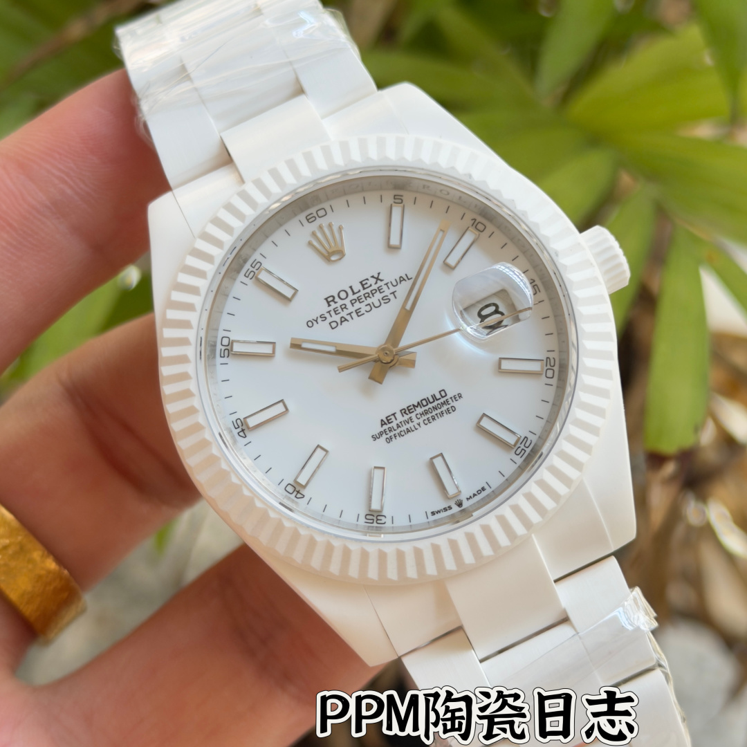 NO:858712,Produced by PPM PPM Factory 'New Summer Product' ROLEX Diary Series LB2 AET REMOULD Size 41mm All-ceramic Datejust, delicate matte white ceramic, invincible texture, ultra-light to handle, no heavy feeling of metal. The beauty of the structure contained in the pure appearance. The seemingly simple design actually contains the ingenuity of the craftsman. The new dial uses color to interpret the impression of the city, and the sunray design adds visual depth, presenting multiple levels of subtleties.  PPM launches the ceramic version of Datejust this time with five dial colors to choose from: classic green, cherry blossom red, ivory white, Tiffany blue, navy... The dial is gentle and romantic, showing a delicate luster under the light. It uses the original integrated movement, classic date window and Oyster buckle, full of details, which not only retains the essence of Rolex, but also injects new vitality. Luxurious and exquisite mechanical men's watches are recommended. For the best luxury recommendations as gifts, please look for PPM's exclusive quality, tiffany, rolex19860909PPM 出品  PPM Factory “夏季新品”ROLEX 日志系列 LB2 AET REMOULD 尺寸 41mm 全陶瓷日志型,细腻的哑光白陶瓷,质感无敌,上手超轻盈,完全没有金属的厚重感.纯净外观蕴含的结构之美 看似简约的设计实则蕴含工匠的巧思.新品表盘以色彩诠释城市印象,太阳纹设计更添视觉深度,呈现多重层次的精妙之处 PPM此次推出陶瓷版本日志型有五个表盘颜色可选:经典绿、樱花红、象牙白、蒂芙尼蓝、藏青… 表盘温柔又浪漫,在光线下呈现出细腻的光泽,采用原装一体机芯,经典的日期窗和蚝式表扣,细节拉满,既保留了劳力士的精髓,又注入了全新的活力.奢华精致推荐机械男士腕表 送礼最佳奢华推荐请认准PPM独家品质,,tiffany,rolex,Watch