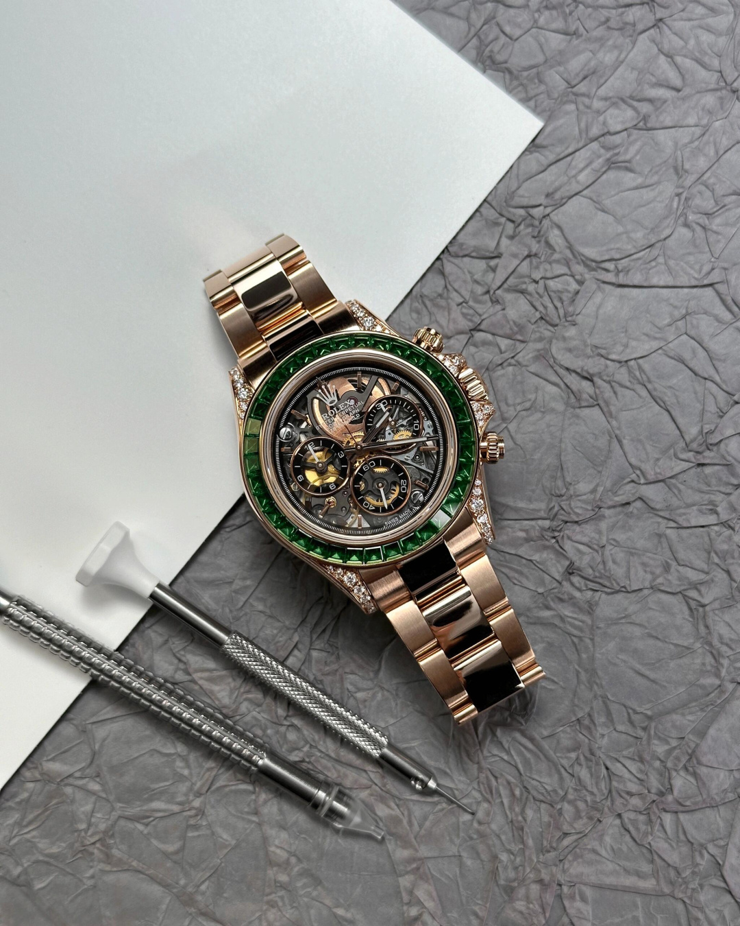 NO:882015,M-Rolex-Daytna Rolx Daytna emerald hollow dial This is a customized Artisans de Geneve high-end watch!  There is no ostentatious design or complex colors. But the details are full of luxury. The diamonds on the case must be a symbol of its taste. The name 'Elegance' placed on it is definitely the highest respect. Rolex19860909M-劳力士-迪通拿Rolx Daytna祖母绿镂空盘面这款是Artisans de Geneve高端腕表定制！ 没有张扬的设计、 复杂的色彩.但是细节处尽显奢华,表壳上的钻石想必是它品味的象征,优雅之作这个名称安在它的身上绝对是最崇高的敬意,,rolex,Watch