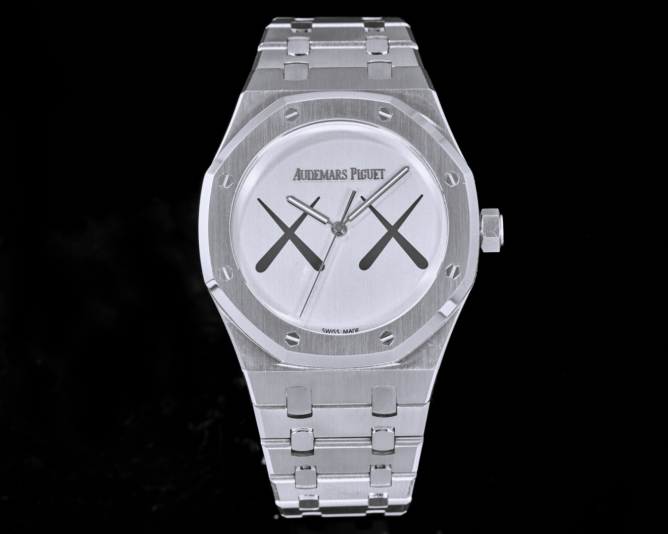 NO:943213,The unified GR-Audemars Piguet-ALYX co-branded 'all-in-one machine' adopts the same three-piece structure as the original. All positions and assembly methods of the watch case are consistent with the original. Mechanical men's watch is equipped with the CAL version of the 15400 integrated movement with stable performance. Super sapphire glass is more wear-resistant and scratch-resistant. Super luminous display. Each nail is imported from Japan and processed separately. The steel belt also undergoes multiple processes. Each steel belt is polished and spliced in the later period to be closer to the wrist and comfortable to wear.  All the bottom tops have been updated with gold top pieces. In pursuit of refinement, every part is carefully compared. The diameter is the same as the original 41mm. Focus on the strongest polished steel king, audemars, gold.19860909统一 GR-爱彼-ALYX联名“一体机” 采用与原版一致三件套式结构.表壳所有位置和装配方式跟原装一致. 机械男士腕表 搭载性能稳定的15400一体机芯CAL版本 超级蓝宝石玻璃 更加的耐磨防刮 超强夜光显示 每颗字面钉都是进口日本单独加工而成 钢带也是经过多道工序 每粒钢带都是后期打磨拼接而成 更加贴近手腕 佩戴舒适 底陀全部更新黄金陀片 追求细中求精个个部位都是精心对比直径跟原装一致41mm专注最强打磨钢王,,audemars,gold,Watch