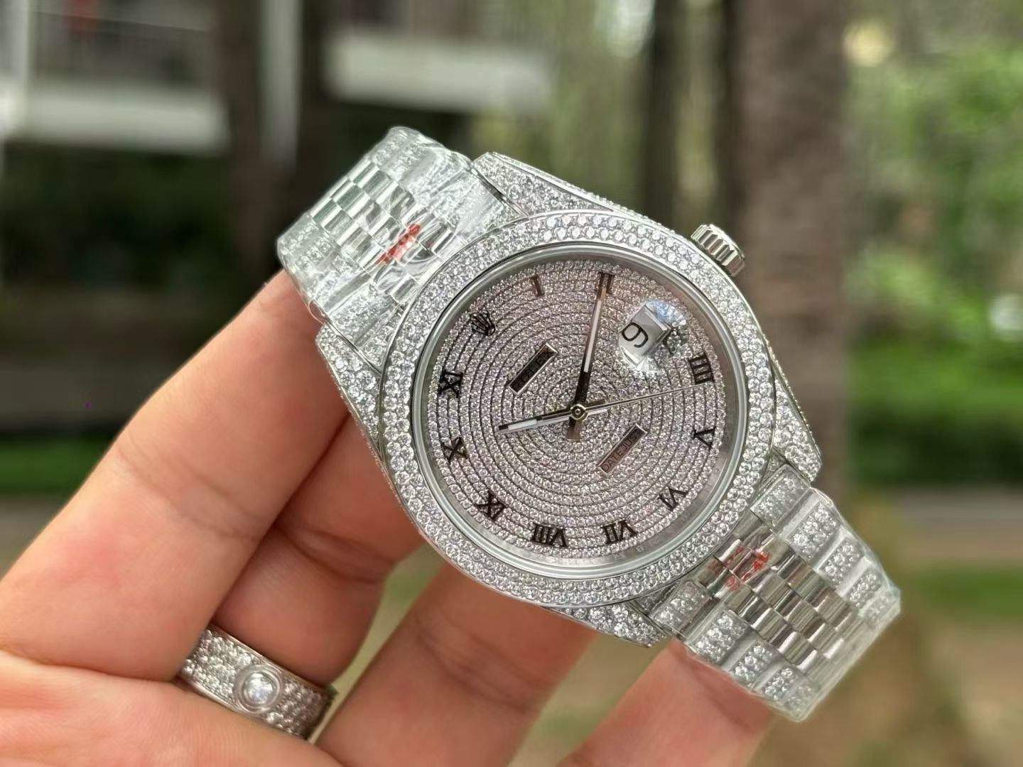 NO:944539,New! Poison for players, perfect restoration of the ROLEX-Logbook series pavé diamond special edition! The bezel, case, bracelet, and buckle are all densely set with top-quality Swarovski diamonds! A walking work of art, a symbol of ultimate luxury and status, the aura is clear at a glance! Really stunning! I can't put it down [Movement] It adopts the classic ETA2836-2 movement with extremely stable performance. [Case] The size of the watch is 40mm. It is made of Germany's top 904L Oyster steel. It is densely studded with the top Swarovski diamonds to restore authentic luxury. The ultimate invincible texture. [Watch strap] Made of 904L Oyster steel, the folding Oyster strap is extremely strong, and the bracelet is meticulously studded with diamonds, with a dazzling effect. [Mirror] Sapphire mirror. The color of the text is more delicate, creating a visual effect consistent with the genuine product! It's shocking and noble. You deserve it! ,,swarovski,rolex19860909新品！玩家毒物,完美还原ROLEX劳力士-日志系列密镶钻特别款！表圈、表壳、表链,表扣都密集镶顶级的施华洛世奇美钻！行走的艺术品,极致奢华身份与地位的象征,气场一目了然！实物惊艳！爱不释手【机芯】采用经典ETA2836-2机芯,性能极为稳定.【表壳】腕表尺寸40mm.采用德国顶级904L蚝式钢所制.密集镶满最顶级的施华洛世奇美钻还原正品奢华至极的无敌质感.【表带】采用904L蚝式钢打造,摺叠蚝式带极其坚固,表链缜密的镶满美钻,效果光华四射.【镜面】蓝宝石镜面.字面颜色更细腻做出了与正品一致的视觉效果！ 上手震撼尊贵非凡.您值得拥有！,,swarovski,rolex,Watch