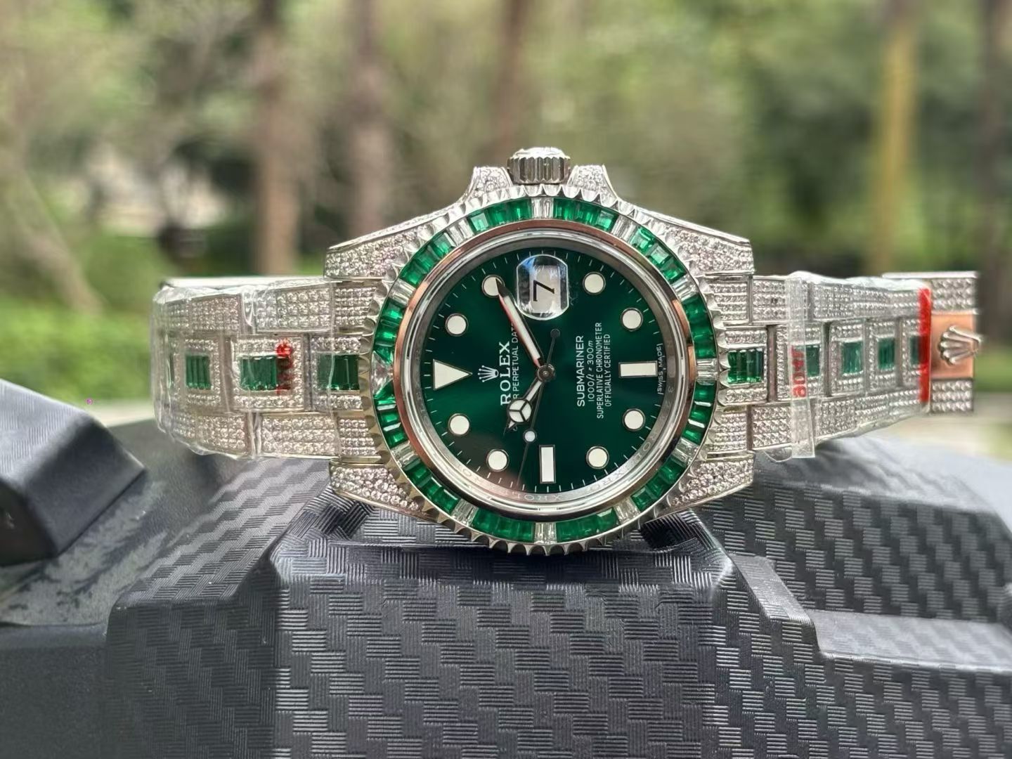 NO:944547,You are looking forward to the small quantity of water ghost back drill being available from stock!   She is extremely luxurious and perfectly restores the Rolex Submariner pavé diamond model!  The entire watch is inlaid with Swarovski diamonds, showing exquisite beauty and enhancing the wearer’s aristocratic temperament. It is the ultimate luxury status symbol!  Wouldn’t it be great to spend less money and enjoy a high-end experience?  [Case] The size of the watch is 40mm. It is made of Germany's top 904L Oyster steel. The bezel, case and bracelet are densely inlaid with the top Swarovski diamonds. Try to restore the original and extremely luxurious and invincible texture. [Strap] Made of 904L Oyster steel, the Oyster strap was launched at the end of the 1990s and consists of three rows of wide, flat links.  It is made, extremely strong, and the whole body of the bracelet is neatly and meticulously studded with diamonds, making the effect radiant. (A silicone strap is also provided) [Movement] Using the classic ETA2836 fully automatic movement, the performance is extremely stable and worry-free. [Mirror] Sapphire mirror. Super luminous characters, the color of the characters is more delicate, creating a visual effect consistent with the original!  It is shocking and noble to get started, for watch lovers to appreciate!  ,,swarovski,rolex19860909您期待水鬼后钻少量现货供应！  她奢华至极,完美还原劳力士潜航者型密镶钻款！全表满镶嵌施华洛世奇钻石尽显精致美感,提升佩戴者的贵族气质.极致奢华身份的象征！花较少的钱,享受高大上的体验,难道不香嘛？【表壳】腕表尺寸40mm.采用德国顶级904L蚝式钢所制.表圈,表壳,表链都密集镶满最顶级的施华洛世奇美钻.尽量还原正品奢华至极的无敌质感.【表带】采用904L蚝式钢打造,蚝式表带于年代末推出,由三排宽大、平整的链节组成,极其坚固,表链全身也整齐缜密的镶满美钻,效果光华四射.（另配送硅胶表带）【机芯】采用经典ETA2836全自动机芯,性能极为稳定无后顾之忧.【镜面】蓝宝石镜面.超强夜光字面,字面颜色更细腻做出了与正品一致的视觉效果！ 上手震撼尊贵非凡、供表友玩家鉴赏！,,swarovski,rolex,Watch
