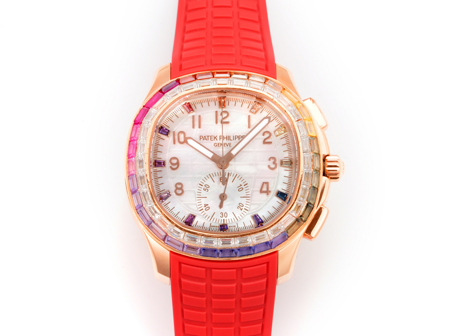 NO:943157,Unified V2 version, Da Philippe Aquanaut Luce-'Rainbow' chronograph watch!  The Aquanaut Luce 'Rainbow' chronograph watch is specially designed for dynamic and modern neutrals. It is crafted from rose gold and is decorated with baguette diamonds and colored sapphires using invisible setting technology, blooming with rainbow brilliance. Movement: using 'Dandong' modified CH28520 self-winding mechanical movement. White mother-of-pearl dial, engraved with Aquanaut relief pattern, long colored sapphire hour markers and gold three-dimensional numerals.  The diameter is 39.9 mm from 10 o'clock to 4 o'clock (the same as the original). The ring is made of 'rhinestone protection'. Original: 40 colored sapphires 2.31 carats (bezel). 40 diamonds 2.05 carats (bezel). 12 colored sapphires 0.31 carats (hour markers). 10 diamonds 0.36 carats (folding clasp).  A total of 52 long-shaped colored sapphires (2.62 carats) and 50 long-shaped diamonds (2.41 carats). Strap/buckle: composite material strap, patented diamond-set folding clasp. The PPM team purchased the original and took 10 months to reproduce it. It is a sincere work.19860909统一 V2版本,达翡丽Aquanaut Luce-“彩虹”计时腕表！ Aquanaut Luce“彩虹”计时腕表专为充满活力的现代中性设计,选用玫瑰金材质匠心打造,并运用隐形镶嵌技艺镶饰长形钻石与彩色蓝宝石,绽放彩虹光彩. 机芯:采用“丹东”改CH28520自动上弦机械机芯. 白色珍珠母贝表盘,镌刻Aquanaut浮雕图案,长形彩色蓝宝石时标和金质立体字块. 直径10时至4时位置39.9毫米（原装一致） 圈口采用“水钻防制”原装的:40颗彩色蓝宝石2.31克拉（表圈）. 40颗钻石2.05克拉（表圈）. 12颗彩色蓝宝石0.31克拉（时标）. 10颗钻石0.36克拉（折叠式表扣）. 共计52颗长形彩色蓝宝石（2.62克拉）以及50颗长形钻石（2.41克拉）. 表带/表扣:复合材质表带,专利镶钻折叠式表扣. PPM团队购置原装耗时10个月复刻,精诚之作.,,Watch