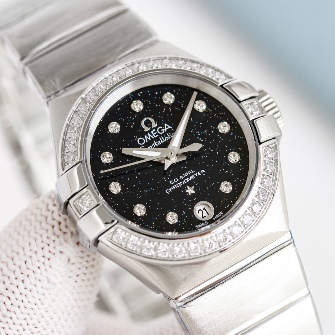 NO:946051,Real diamond Omega/OMEGA fourth generation constellation timeless classic!  The Constellation series watch case and strap are sand-surface models. This hard product is here. Very good internal channels. There are only a few original Omegas left in the foundry!  Good things don't come around all the time. If you like it, hurry up and get it. This Constellation series is mechanical. Diamond women's watch, imported movement, glass anti-glare sapphire mirror. The watch is made of 316L steel without electrostatic transfer. It has the certificate of China's GTC testing agency, and the strap head is definitely not the protruding version in the market. Note, the fonts inside the strap are 3 different sizes.  The style is composed of clear fonts and exquisite craftsmanship. It is definitely not a font in the market that is connected together. The Roman light dots radiate from the words and the black dial is inlaid with real diamond scales. It is luxurious and elegant. The center pattern and stars on the bottom cover are hydraulically molded. The texture is delicate, full and clear. The most important thing is that there are two levels of concave positions for a strong three-dimensional effect, and each watch has three independent codes in one.,,omega19860909真钻欧米伽/OMEGA 四代星座永恒经典款！ 星座系列表壳表带沙面款,此款硬货来了,非常过硬的内部渠道,代工厂内部留出为数不多的原单欧米茄！好东西不是经常都有.看中赶紧下手,此款星座系列.机械.钻石女表,进口机心,玻璃防炫目蓝宝石镜面.手表全套316L钢材无电渡钢水.持有中国GTC检测机构证书,而且表带头粒绝非市场凸出版本,注,表带内部字体由3种大小不同风格组成字体清晰工艺精美,绝非市场一种字体连成一片,字面罗马光点放射黑色表盘镶嵌真钻刻度奢侈典雅.底盖中心图案和星星为油压成型纹理细腻饱满清晰最主要有两级凹位超强立体感,并且每个表都有三码合一独立编码.,,omega,Watch