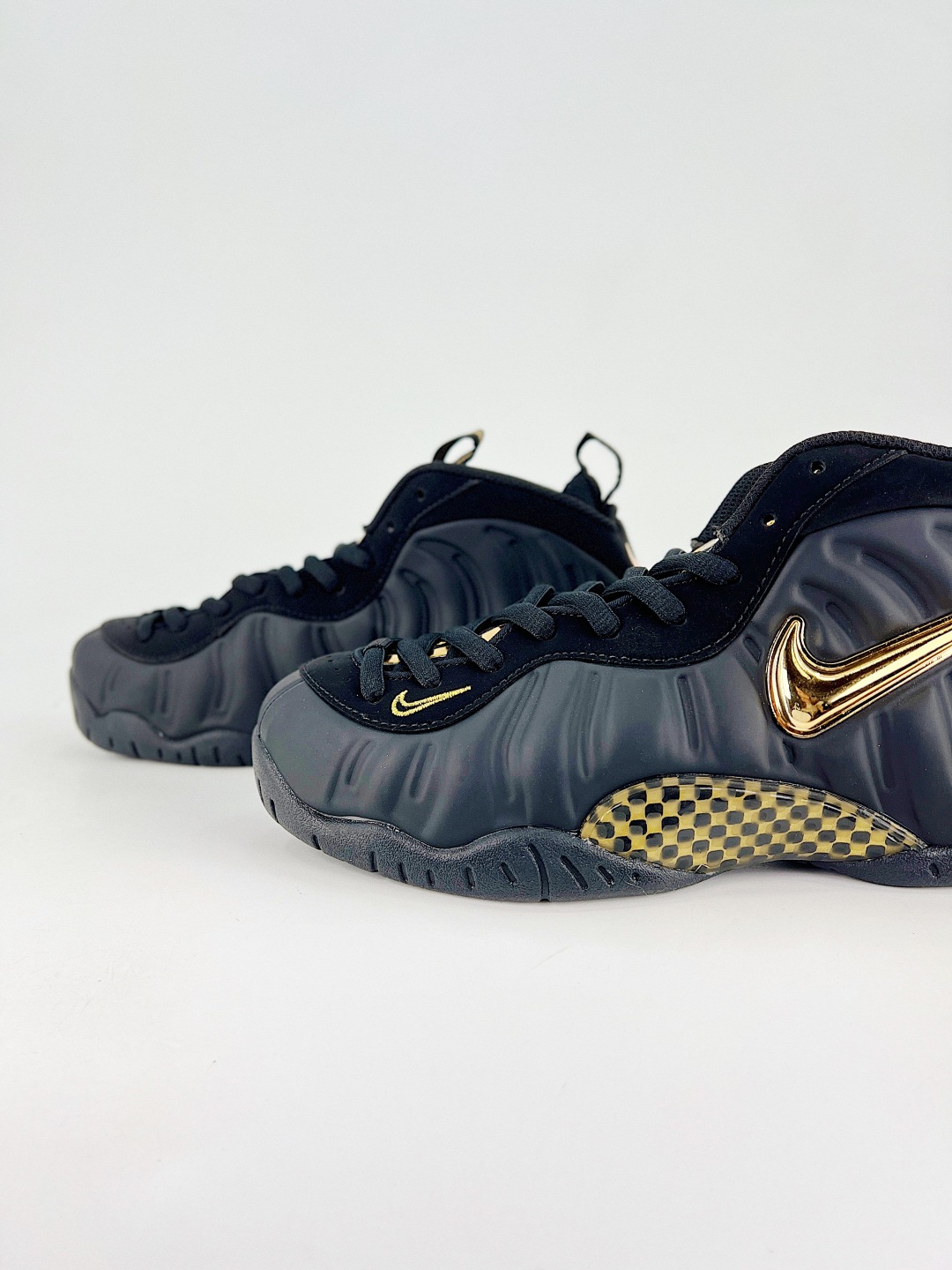 💰340 终端
NIKE AIR FOAPOSITE ONE 喷泡
喷泡，是一双内场的后卫战靴，97年1月份首期发行，使用FOAPOSITE一次成型的喷塑鞋面，前掌单zoo后掌双zoo以碳板连接，外底则是当年最流行的透明eva塑胶大底。鞋重470克，启动反馈灵敏，外形绚丽，不管是出街还是球场实战，他总能应付过来  
货号：624041 009
尺码：40 40.5 41 42 42.5 43 44 44.5 45 46 47.5