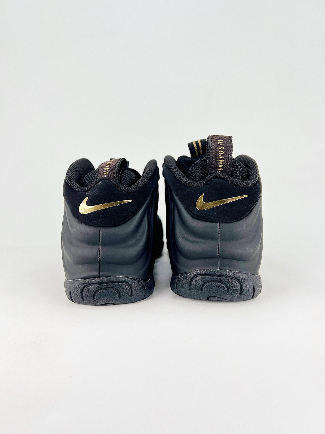 💰340 终端
NIKE AIR FOAPOSITE ONE 喷泡
喷泡，是一双内场的后卫战靴，97年1月份首期发行，使用FOAPOSITE一次成型的喷塑鞋面，前掌单zoo后掌双zoo以碳板连接，外底则是当年最流行的透明eva塑胶大底。鞋重470克，启动反馈灵敏，外形绚丽，不管是出街还是球场实战，他总能应付过来  
货号：624041 009
尺码：40 40.5 41 42 42.5 43 44 44.5 45 46 47.5
