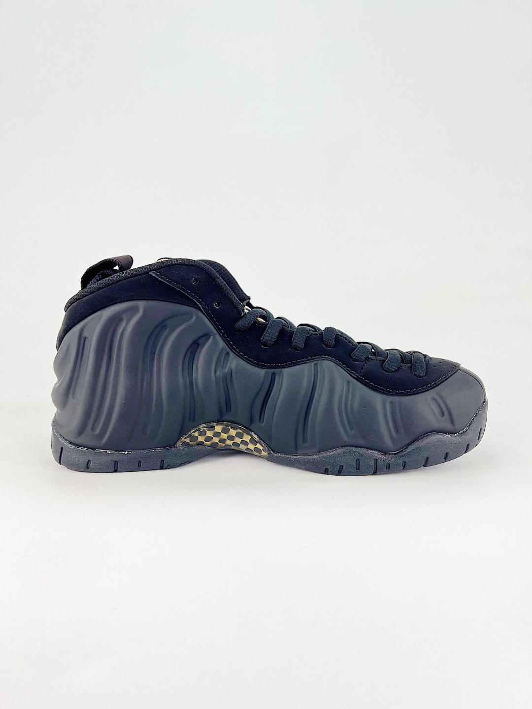 💰340 终端
NIKE AIR FOAPOSITE ONE 喷泡
喷泡，是一双内场的后卫战靴，97年1月份首期发行，使用FOAPOSITE一次成型的喷塑鞋面，前掌单zoo后掌双zoo以碳板连接，外底则是当年最流行的透明eva塑胶大底。鞋重470克，启动反馈灵敏，外形绚丽，不管是出街还是球场实战，他总能应付过来  
货号：624041 009
尺码：40 40.5 41 42 42.5 43 44 44.5 45 46 47.5