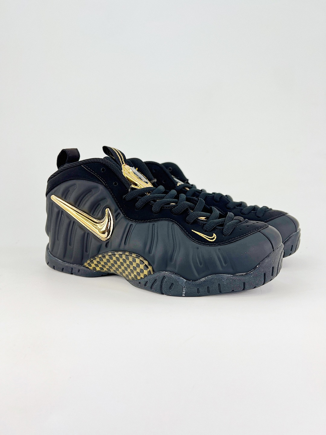 💰340 终端
NIKE AIR FOAPOSITE ONE 喷泡
喷泡，是一双内场的后卫战靴，97年1月份首期发行，使用FOAPOSITE一次成型的喷塑鞋面，前掌单zoo后掌双zoo以碳板连接，外底则是当年最流行的透明eva塑胶大底。鞋重470克，启动反馈灵敏，外形绚丽，不管是出街还是球场实战，他总能应付过来  
货号：624041 009
尺码：40 40.5 41 42 42.5 43 44 44.5 45 46 47.5