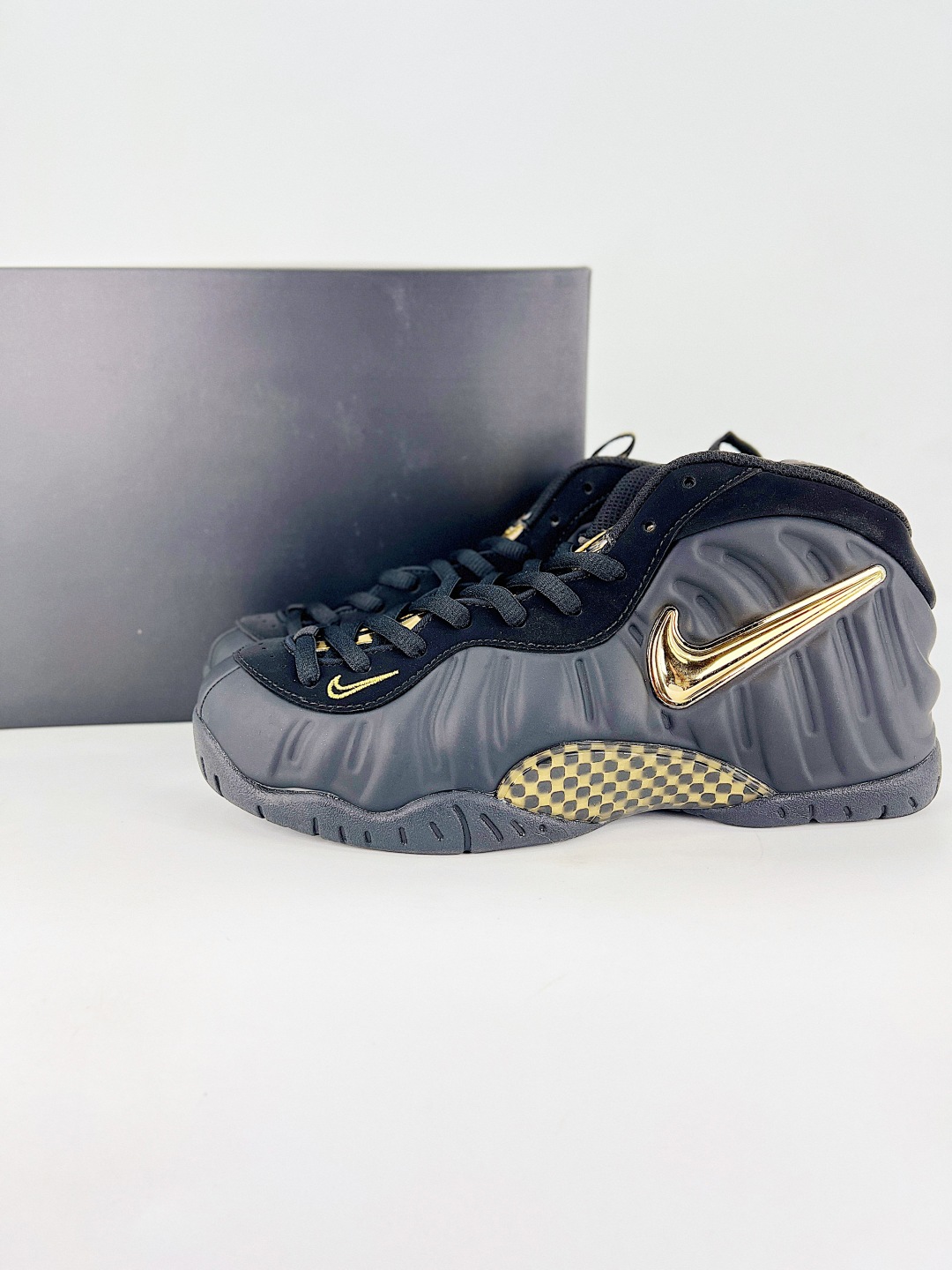 💰340 终端
NIKE AIR FOAPOSITE ONE 喷泡
喷泡，是一双内场的后卫战靴，97年1月份首期发行，使用FOAPOSITE一次成型的喷塑鞋面，前掌单zoo后掌双zoo以碳板连接，外底则是当年最流行的透明eva塑胶大底。鞋重470克，启动反馈灵敏，外形绚丽，不管是出街还是球场实战，他总能应付过来  
货号：624041 009
尺码：40 40.5 41 42 42.5 43 44 44.5 45 46 47.5