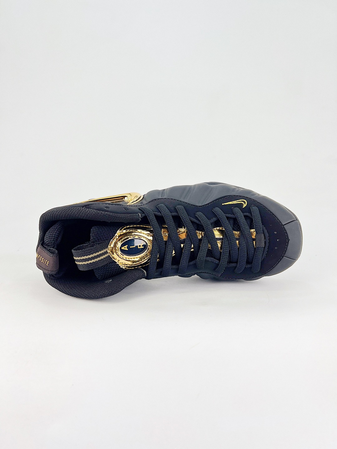 💰340 终端
NIKE AIR FOAPOSITE ONE 喷泡
喷泡，是一双内场的后卫战靴，97年1月份首期发行，使用FOAPOSITE一次成型的喷塑鞋面，前掌单zoo后掌双zoo以碳板连接，外底则是当年最流行的透明eva塑胶大底。鞋重470克，启动反馈灵敏，外形绚丽，不管是出街还是球场实战，他总能应付过来  
货号：624041 009
尺码：40 40.5 41 42 42.5 43 44 44.5 45 46 47.5