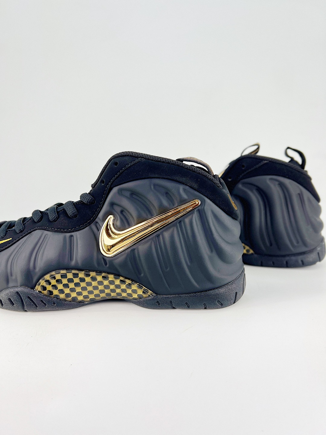 💰340 终端
NIKE AIR FOAPOSITE ONE 喷泡
喷泡，是一双内场的后卫战靴，97年1月份首期发行，使用FOAPOSITE一次成型的喷塑鞋面，前掌单zoo后掌双zoo以碳板连接，外底则是当年最流行的透明eva塑胶大底。鞋重470克，启动反馈灵敏，外形绚丽，不管是出街还是球场实战，他总能应付过来  
货号：624041 009
尺码：40 40.5 41 42 42.5 43 44 44.5 45 46 47.5