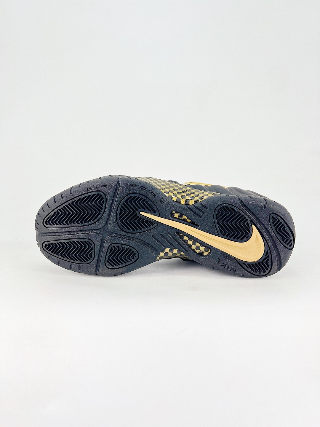 💰340 终端
NIKE AIR FOAPOSITE ONE 喷泡
喷泡，是一双内场的后卫战靴，97年1月份首期发行，使用FOAPOSITE一次成型的喷塑鞋面，前掌单zoo后掌双zoo以碳板连接，外底则是当年最流行的透明eva塑胶大底。鞋重470克，启动反馈灵敏，外形绚丽，不管是出街还是球场实战，他总能应付过来  
货号：624041 009
尺码：40 40.5 41 42 42.5 43 44 44.5 45 46 47.5
