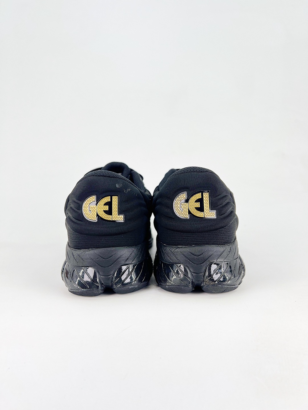 💰200 高性价比版本
【ASI】Asics Gel-Quantum 360 VIII GTX × Dime 舒适柔软 低帮 休闲跑步鞋
ASICS (亚瑟士)是日本实业家鬼冢喜八郎创立的跑鞋运动品牌,名字想法源自著名的拉丁谚语“AnimaSana In Corpore Sano”,意为“健全的精神寓于强健的体魄”。正如其名字的含义,ASICS亚瑟士一直坚信保持身体的健康与活力是打造健康快乐的生活方式的最佳途径。亚瑟士的跑鞋、篮球鞋等系列集专业与美貌于一身,拥有极高的热度。2016年,ASICS在“2016年日本最佳全球品牌”排行榜名列第17名。
货号:1203A593-200
尺码:40 40.5 41 42 42.5 43 44 45