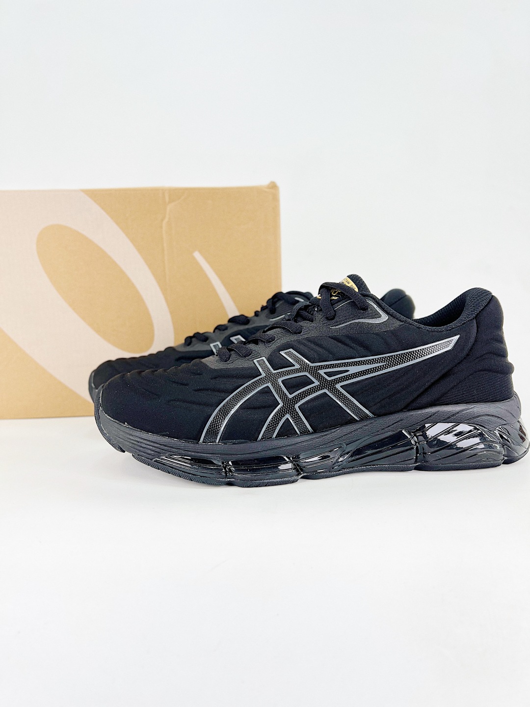 💰200 高性价比版本
【ASI】Asics Gel-Quantum 360 VIII GTX × Dime 舒适柔软 低帮 休闲跑步鞋
ASICS (亚瑟士)是日本实业家鬼冢喜八郎创立的跑鞋运动品牌,名字想法源自著名的拉丁谚语“AnimaSana In Corpore Sano”,意为“健全的精神寓于强健的体魄”。正如其名字的含义,ASICS亚瑟士一直坚信保持身体的健康与活力是打造健康快乐的生活方式的最佳途径。亚瑟士的跑鞋、篮球鞋等系列集专业与美貌于一身,拥有极高的热度。2016年,ASICS在“2016年日本最佳全球品牌”排行榜名列第17名。
货号:1203A593-200
尺码:40 40.5 41 42 42.5 43 44 45