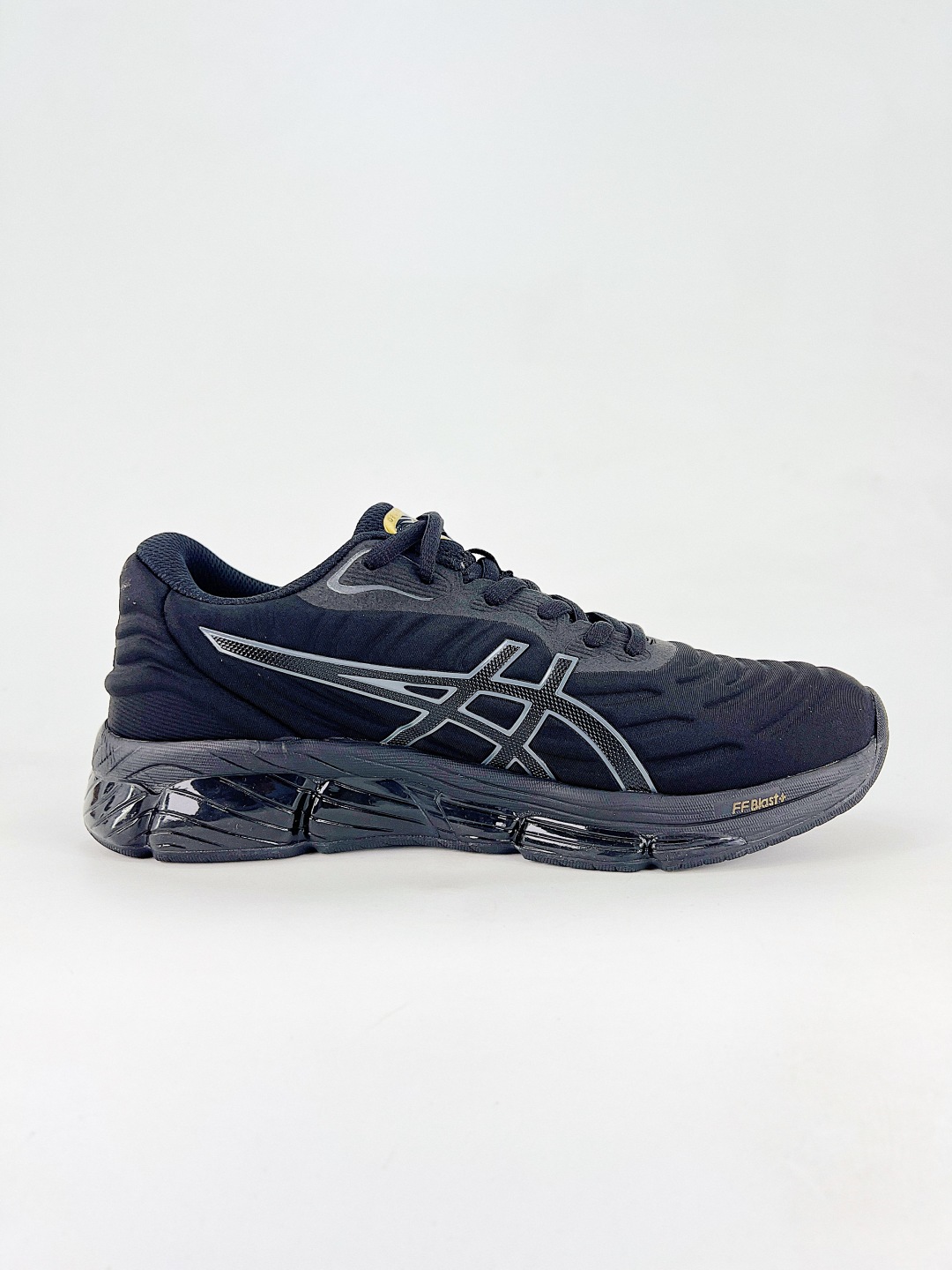 💰200 高性价比版本
【ASI】Asics Gel-Quantum 360 VIII GTX × Dime 舒适柔软 低帮 休闲跑步鞋
ASICS (亚瑟士)是日本实业家鬼冢喜八郎创立的跑鞋运动品牌,名字想法源自著名的拉丁谚语“AnimaSana In Corpore Sano”,意为“健全的精神寓于强健的体魄”。正如其名字的含义,ASICS亚瑟士一直坚信保持身体的健康与活力是打造健康快乐的生活方式的最佳途径。亚瑟士的跑鞋、篮球鞋等系列集专业与美貌于一身,拥有极高的热度。2016年,ASICS在“2016年日本最佳全球品牌”排行榜名列第17名。
货号:1203A593-200
尺码:40 40.5 41 42 42.5 43 44 45