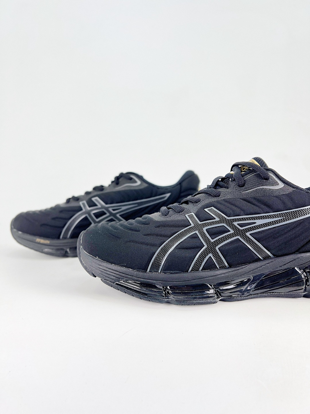 💰200 高性价比版本
【ASI】Asics Gel-Quantum 360 VIII GTX × Dime 舒适柔软 低帮 休闲跑步鞋
ASICS (亚瑟士)是日本实业家鬼冢喜八郎创立的跑鞋运动品牌,名字想法源自著名的拉丁谚语“AnimaSana In Corpore Sano”,意为“健全的精神寓于强健的体魄”。正如其名字的含义,ASICS亚瑟士一直坚信保持身体的健康与活力是打造健康快乐的生活方式的最佳途径。亚瑟士的跑鞋、篮球鞋等系列集专业与美貌于一身,拥有极高的热度。2016年,ASICS在“2016年日本最佳全球品牌”排行榜名列第17名。
货号:1203A593-200
尺码:40 40.5 41 42 42.5 43 44 45