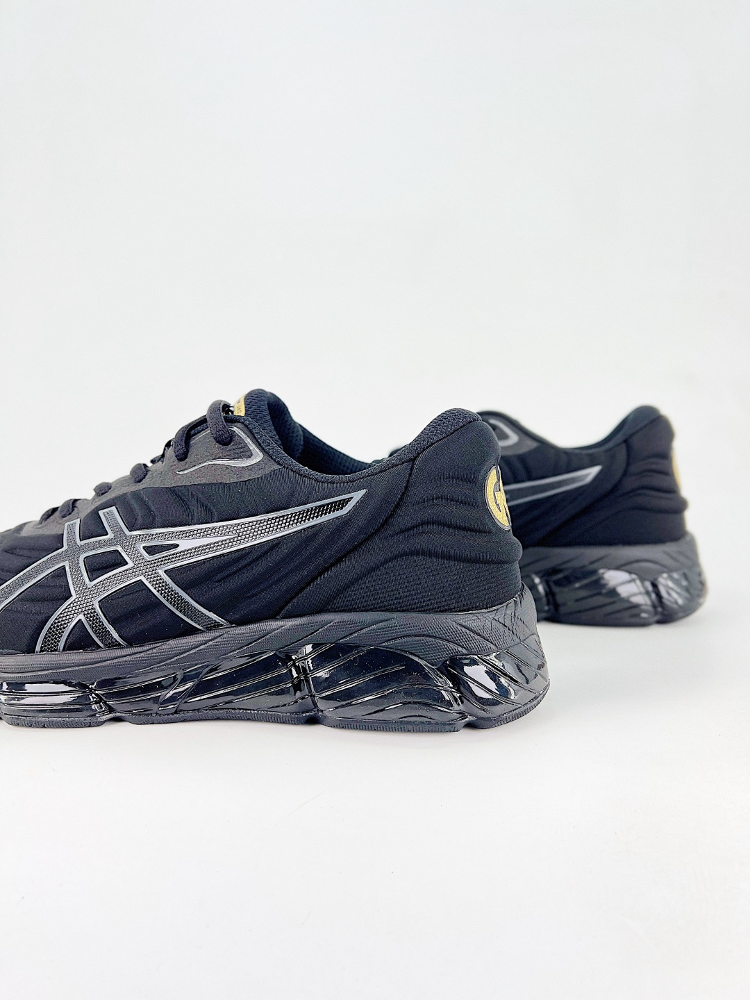 💰200 高性价比版本
【ASI】Asics Gel-Quantum 360 VIII GTX × Dime 舒适柔软 低帮 休闲跑步鞋
ASICS (亚瑟士)是日本实业家鬼冢喜八郎创立的跑鞋运动品牌,名字想法源自著名的拉丁谚语“AnimaSana In Corpore Sano”,意为“健全的精神寓于强健的体魄”。正如其名字的含义,ASICS亚瑟士一直坚信保持身体的健康与活力是打造健康快乐的生活方式的最佳途径。亚瑟士的跑鞋、篮球鞋等系列集专业与美貌于一身,拥有极高的热度。2016年,ASICS在“2016年日本最佳全球品牌”排行榜名列第17名。
货号:1203A593-200
尺码:40 40.5 41 42 42.5 43 44 45