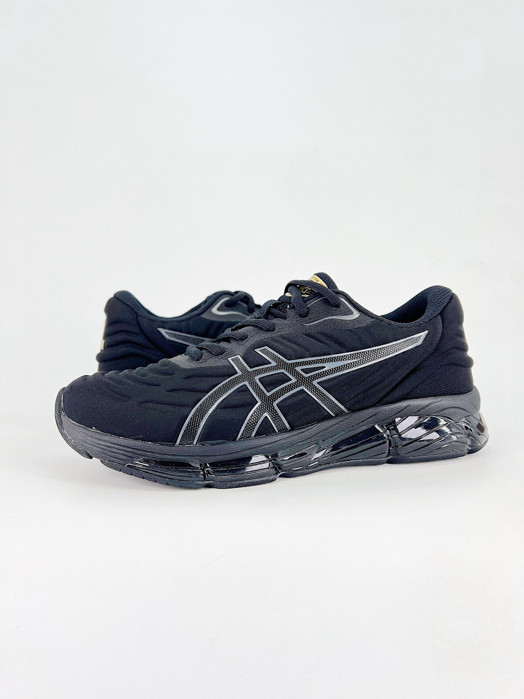 💰200 高性价比版本
【ASI】Asics Gel-Quantum 360 VIII GTX × Dime 舒适柔软 低帮 休闲跑步鞋
ASICS (亚瑟士)是日本实业家鬼冢喜八郎创立的跑鞋运动品牌,名字想法源自著名的拉丁谚语“AnimaSana In Corpore Sano”,意为“健全的精神寓于强健的体魄”。正如其名字的含义,ASICS亚瑟士一直坚信保持身体的健康与活力是打造健康快乐的生活方式的最佳途径。亚瑟士的跑鞋、篮球鞋等系列集专业与美貌于一身,拥有极高的热度。2016年,ASICS在“2016年日本最佳全球品牌”排行榜名列第17名。
货号:1203A593-200
尺码:40 40.5 41 42 42.5 43 44 45