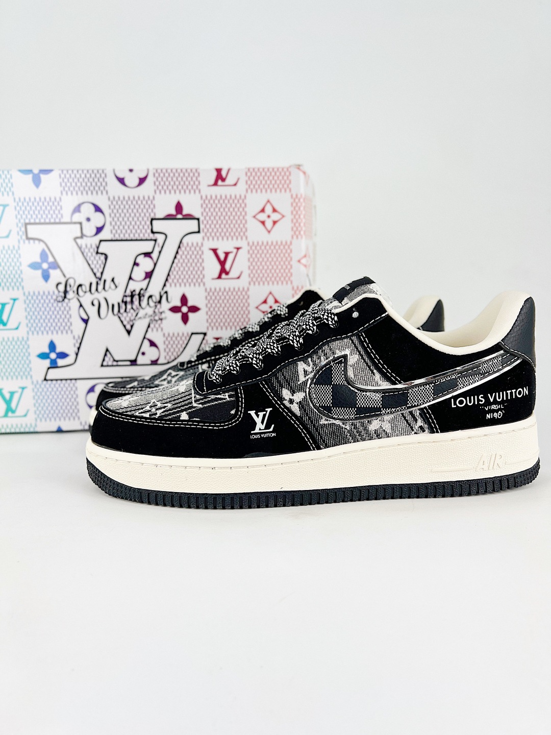 💰360 终端
Nike Air Force1 07 lo  LV系列
定制空军
#原楦头原纸板  打造纯正空军版型
#专注外贸渠道  全掌内置蜂窝气垫 
#原盒配件 原厂中底钢印、拉帮完美  
货号：L1979 108
尺码：36 36.5 37.5 38 38.5 39 40 40.5 41 42 42.5 43 44 45