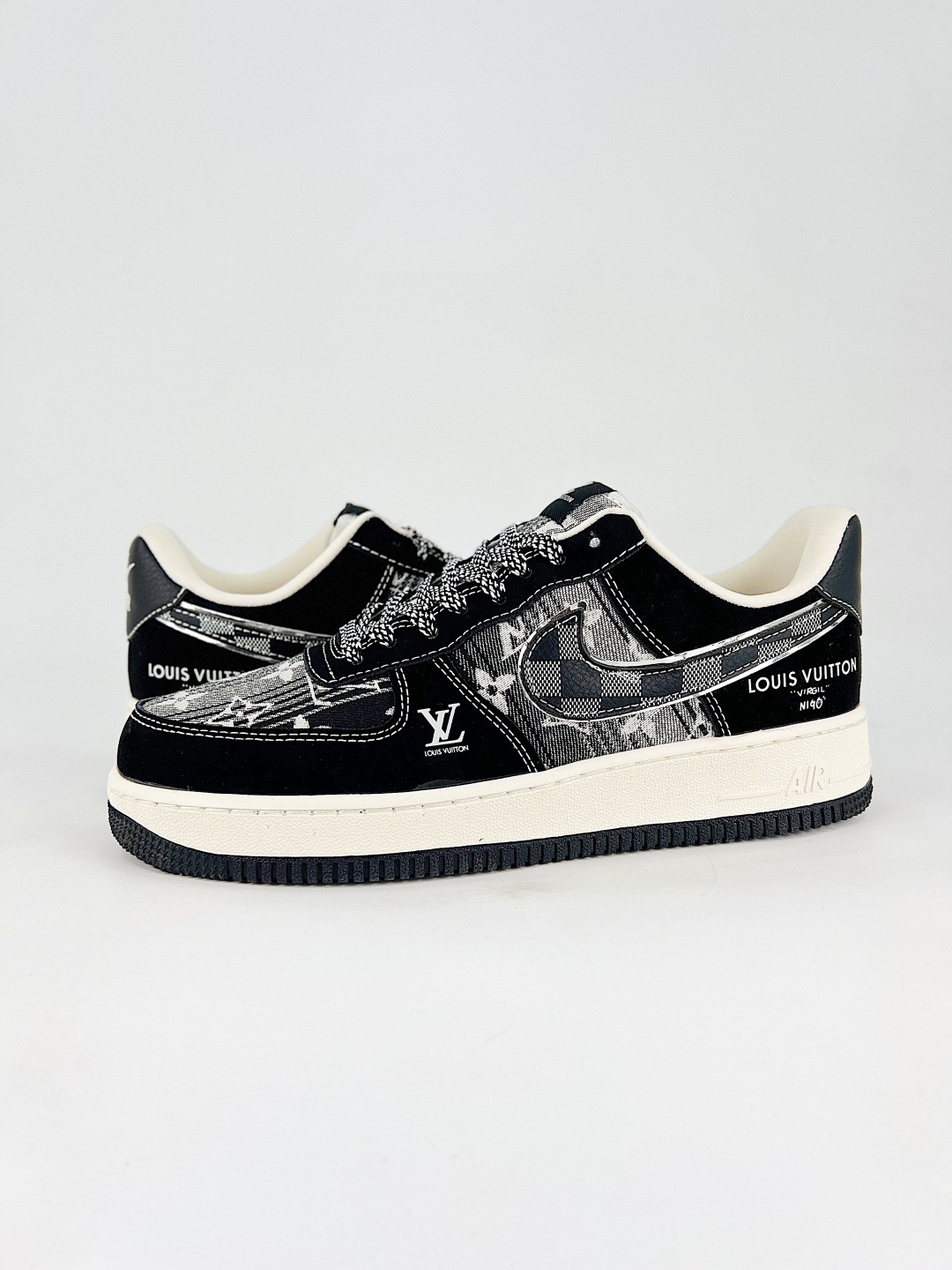 💰360 终端
Nike Air Force1 07 lo  LV系列
定制空军
#原楦头原纸板  打造纯正空军版型
#专注外贸渠道  全掌内置蜂窝气垫 
#原盒配件 原厂中底钢印、拉帮完美  
货号：L1979 108
尺码：36 36.5 37.5 38 38.5 39 40 40.5 41 42 42.5 43 44 45