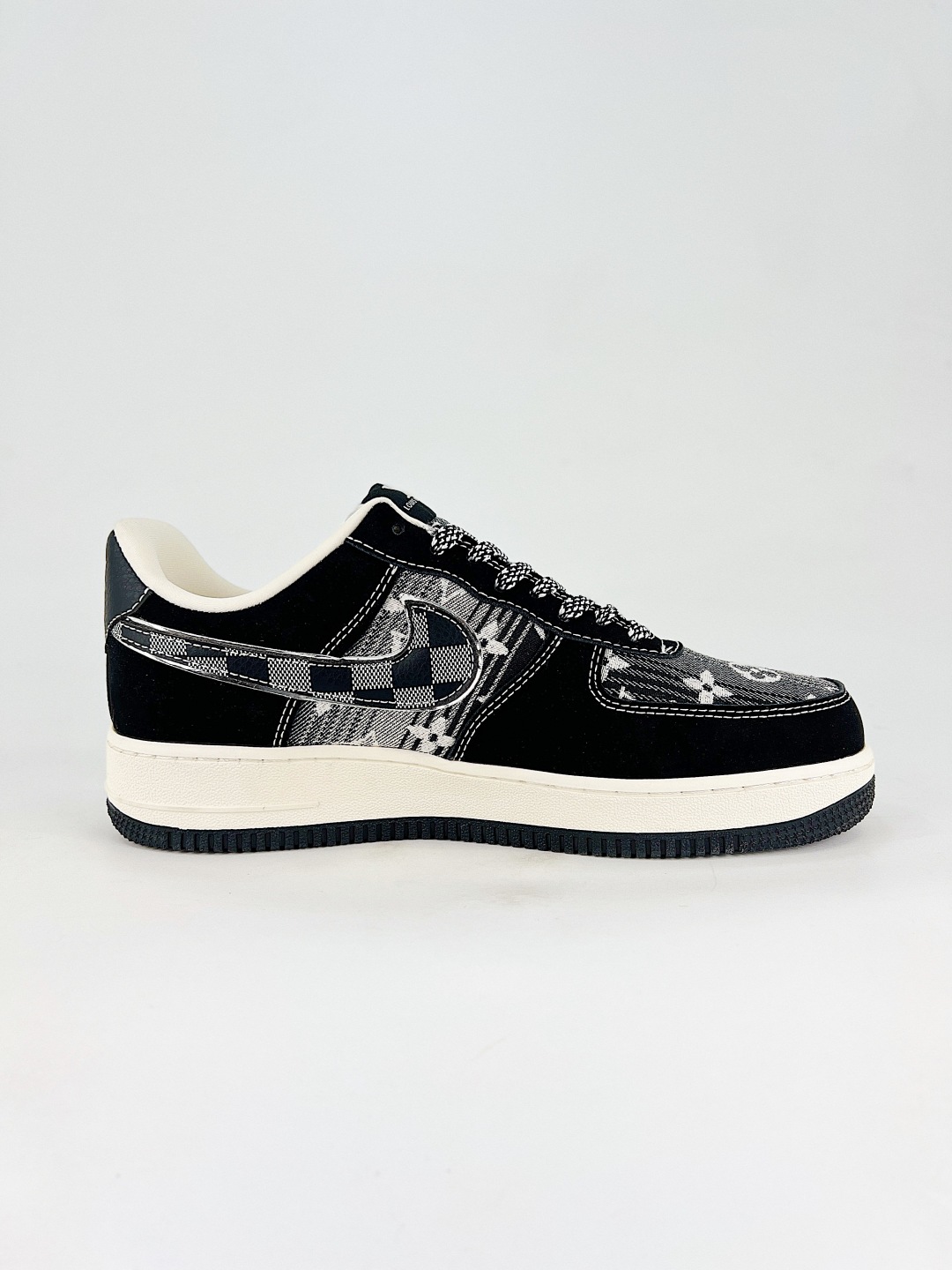💰360 终端
Nike Air Force1 07 lo  LV系列
定制空军
#原楦头原纸板  打造纯正空军版型
#专注外贸渠道  全掌内置蜂窝气垫 
#原盒配件 原厂中底钢印、拉帮完美  
货号：L1979 108
尺码：36 36.5 37.5 38 38.5 39 40 40.5 41 42 42.5 43 44 45
