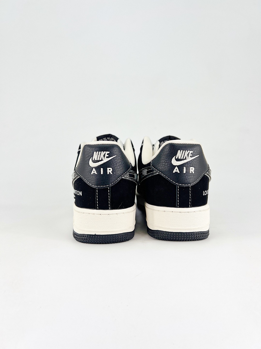 💰360 终端
Nike Air Force1 07 lo  LV系列
定制空军
#原楦头原纸板  打造纯正空军版型
#专注外贸渠道  全掌内置蜂窝气垫 
#原盒配件 原厂中底钢印、拉帮完美  
货号：L1979 108
尺码：36 36.5 37.5 38 38.5 39 40 40.5 41 42 42.5 43 44 45