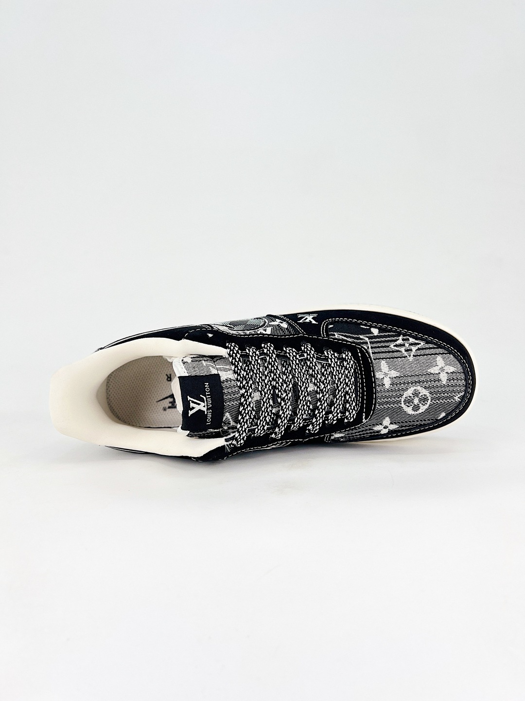 💰360 终端
Nike Air Force1 07 lo  LV系列
定制空军
#原楦头原纸板  打造纯正空军版型
#专注外贸渠道  全掌内置蜂窝气垫 
#原盒配件 原厂中底钢印、拉帮完美  
货号：L1979 108
尺码：36 36.5 37.5 38 38.5 39 40 40.5 41 42 42.5 43 44 45