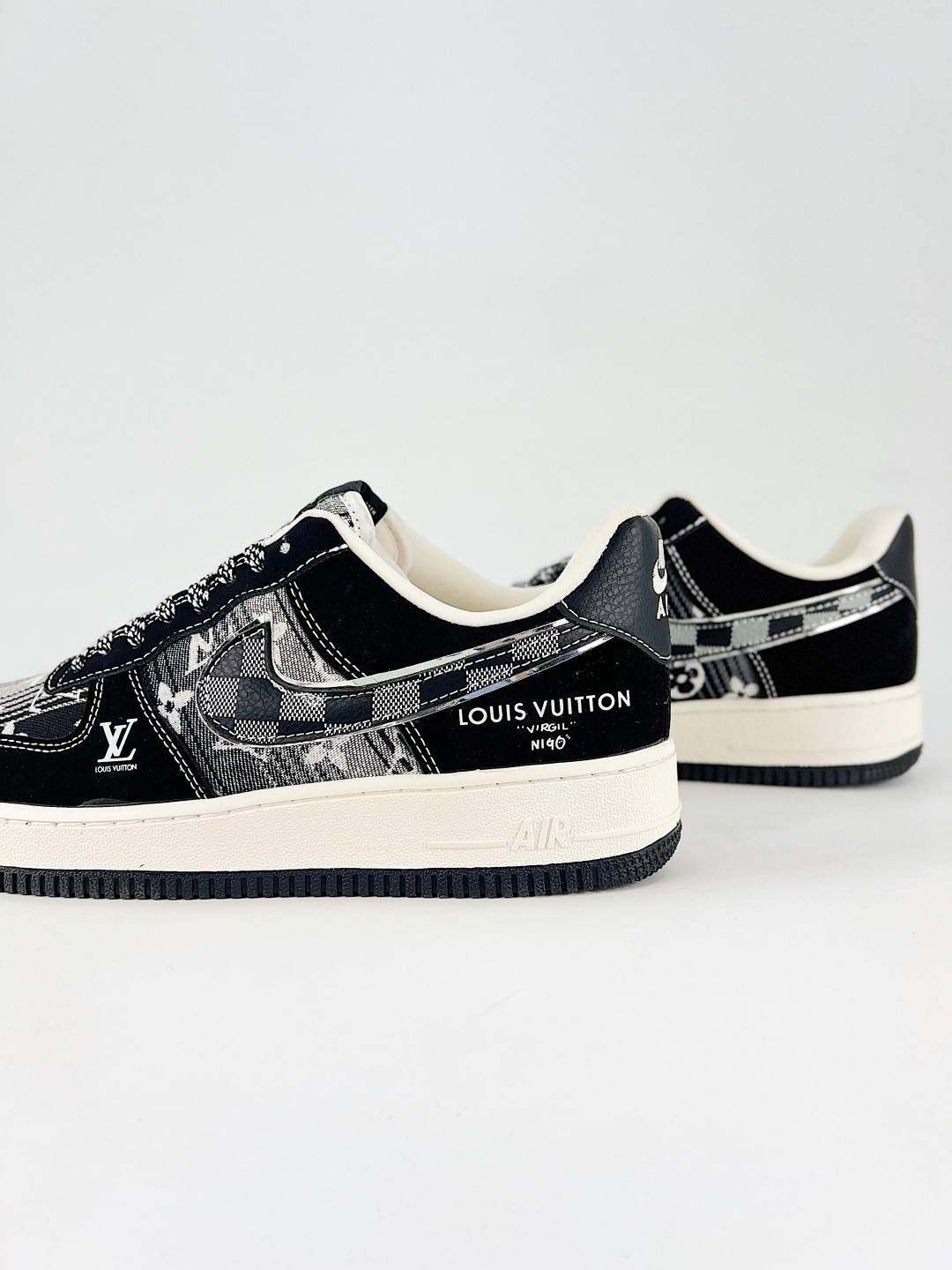💰360 终端
Nike Air Force1 07 lo  LV系列
定制空军
#原楦头原纸板  打造纯正空军版型
#专注外贸渠道  全掌内置蜂窝气垫 
#原盒配件 原厂中底钢印、拉帮完美  
货号：L1979 108
尺码：36 36.5 37.5 38 38.5 39 40 40.5 41 42 42.5 43 44 45