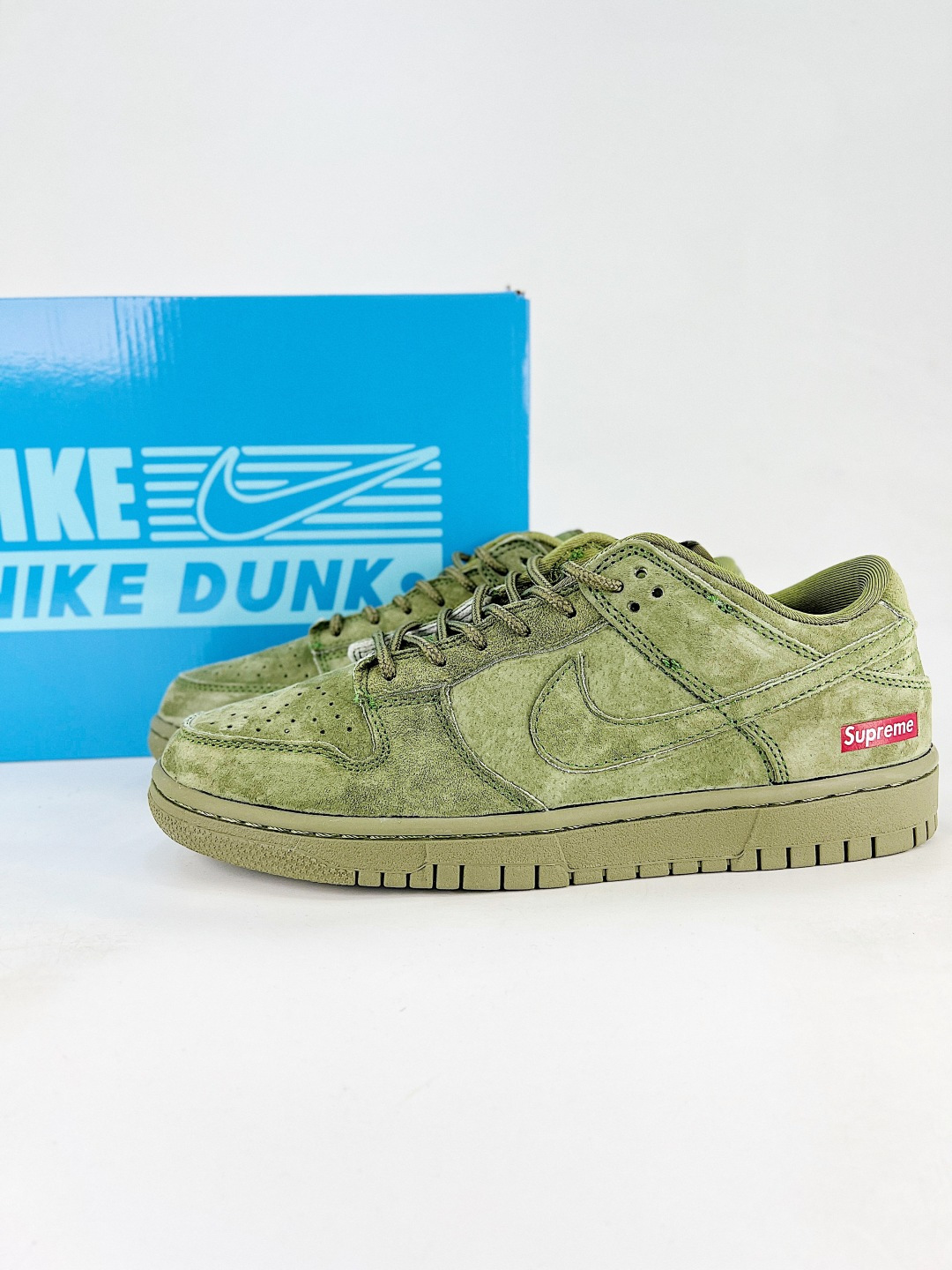 NIKE DUNK SB LOW 全新配色 supreme联名 定制Dunk SB顾名思义,具有经典的Dunk血缘,又注入了更多的时尚元素.相较于普通的Dunk滑板鞋,改良版的Dunk SB加厚了鞋舌的填充,使舒适性大大提升,同时也更方便穿脱;中底部分则加入了脚感柔软舒适Zoom Air气垫,有效吸收滑板等极限运动在落地时带来的冲击力,为街头运动者们提供更好的保护 货号:SD8888 003