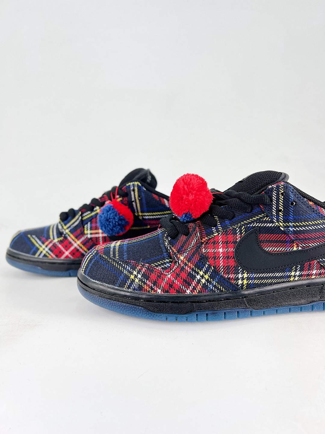 本地💰180
NIKE SB DUNK LOW PRO
Dunk SB顾名思义,具有经典的Dunk血缘,又注入了更多的时尚元素。相较于普通的Dunk滑板鞋,改良版的Dunk SB加厚了鞋舌的填充,使舒适性大大提升,同时也更方便穿脱;中底部分则加入了脚感柔软舒适Zoom Air气垫,有效吸收滑板等极限运动在落地时带来的冲击力,为街头运动者们提供更好的保护
货号:II1493 600
尺码:36 36.5 37.5 38 38.5 39 40 40.5 41 42 42.5 43 44 45 46