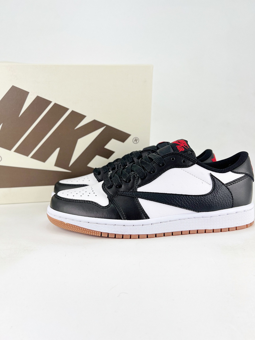 Travis Scott x Air Jordan 1 Low 倒钩联名 全鞋采用原装头层皮,用料扎实 精雕细琢 鞋型极致还原 飞翼3D打印改良 深度立体 四线中底拉帮皮料选材 钢印 背胶一应俱全 全新批次 原装原模大底全鞋原厂定制皮料,手感细腻正确折边工艺 完美细节诠释 货号:DZ4137-700