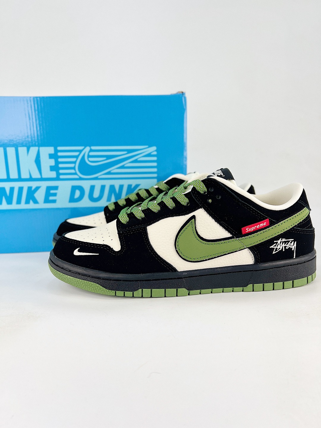 NIKE DUNK SB LOW 全新配色 supreme联名 定制Dunk SB顾名思义,具有经典的Dunk血缘,又注入了更多的时尚元素.相较于普通的Dunk滑板鞋,改良版的Dunk SB加厚了鞋舌的填充,使舒适性大大提升,同时也更方便穿脱;中底部分则加入了脚感柔软舒适Zoom Air气垫,有效吸收滑板等极限运动在落地时带来的冲击力,为街头运动者们提供更好的保护 货号:SD8888 006