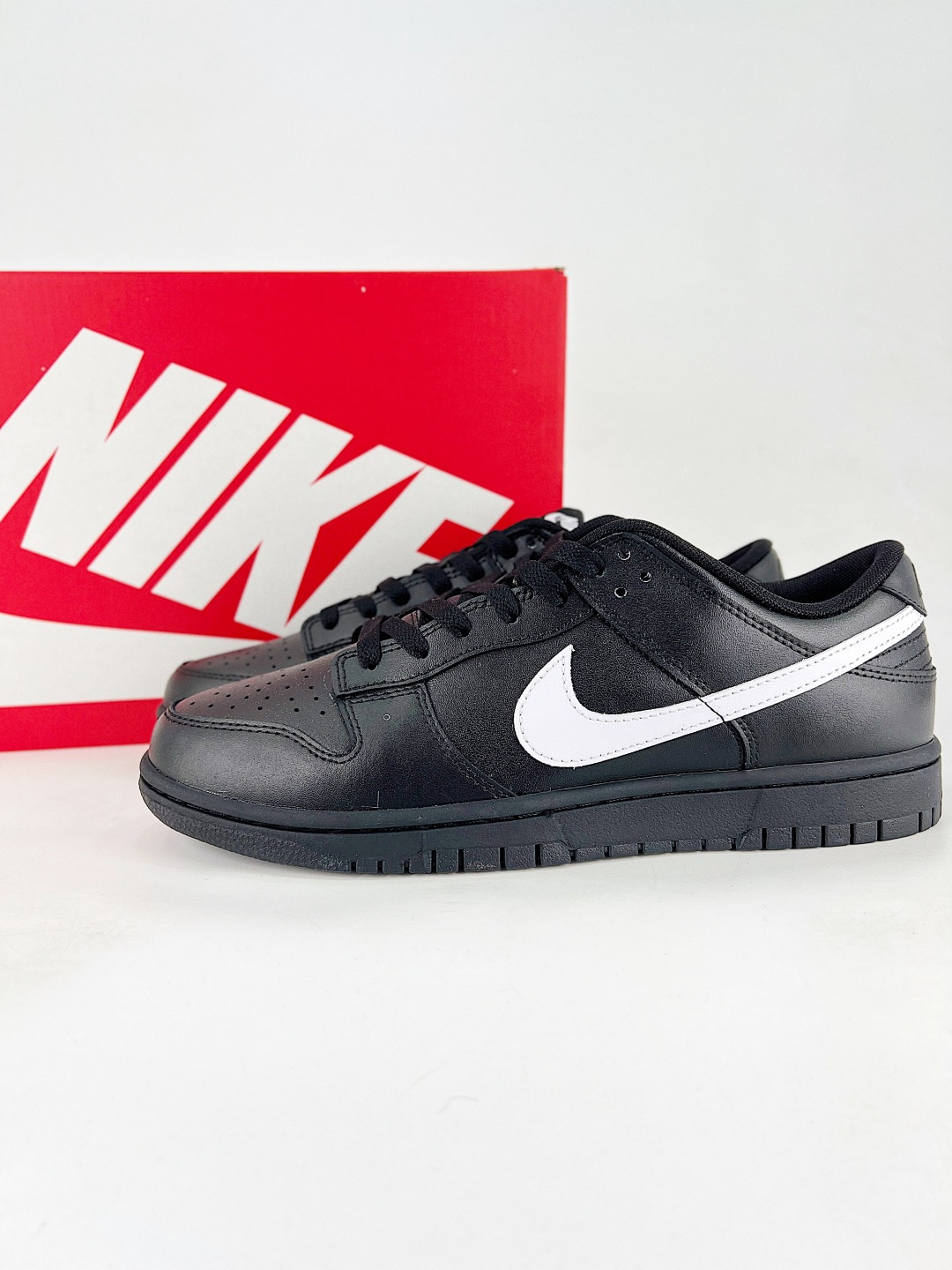 本地💰180
NIKE SB DUNK LOW PRO
Dunk SB顾名思义,具有经典的Dunk血缘,又注入了更多的时尚元素。相较于普通的Dunk滑板鞋,改良版的Dunk SB加厚了鞋舌的填充,使舒适性大大提升,同时也更方便穿脱;中底部分则加入了脚感柔软舒适Zoom Air气垫,有效吸收滑板等极限运动在落地时带来的冲击力,为街头运动者们提供更好的保护
货号:IO7606 010
尺码:40 40.5 41 42 42.5 43 44 45 46