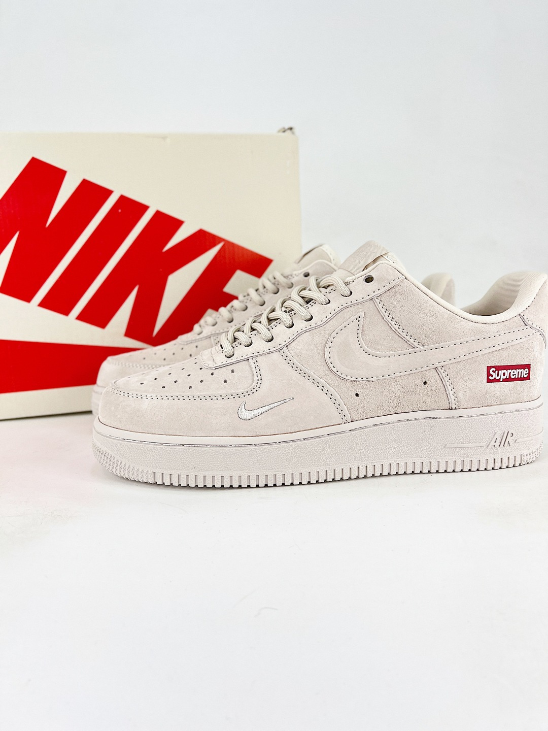 本地💰240 
Nike Air Force1 07 low  supreme联名
定制空军
#原楦头原纸板  打造纯正空军版型
#专注外贸渠道  全掌内置蜂窝气垫 
#原盒配件 原厂中底钢印、拉帮完美  
货号：DF0188 116
尺码：36 36.5 37.5 38 38.5 39 40 40.5 41 42 42.5 43 44 45