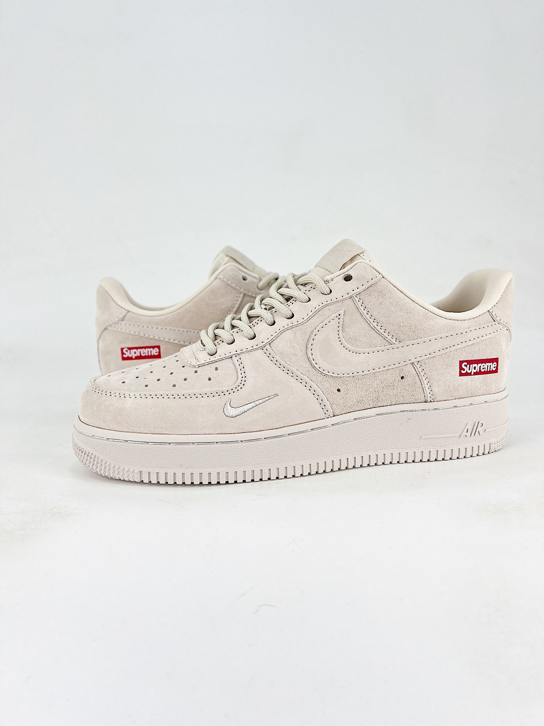 本地💰240 
Nike Air Force1 07 low  supreme联名
定制空军
#原楦头原纸板  打造纯正空军版型
#专注外贸渠道  全掌内置蜂窝气垫 
#原盒配件 原厂中底钢印、拉帮完美  
货号：DF0188 116
尺码：36 36.5 37.5 38 38.5 39 40 40.5 41 42 42.5 43 44 45