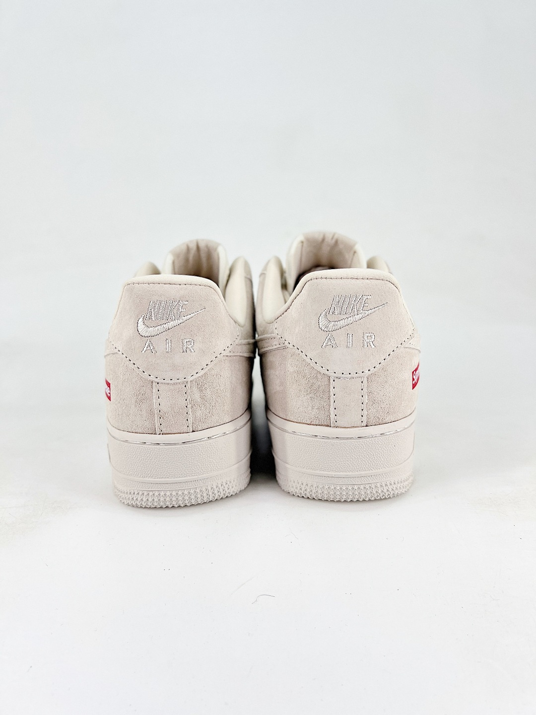 本地💰240 
Nike Air Force1 07 low  supreme联名
定制空军
#原楦头原纸板  打造纯正空军版型
#专注外贸渠道  全掌内置蜂窝气垫 
#原盒配件 原厂中底钢印、拉帮完美  
货号：DF0188 116
尺码：36 36.5 37.5 38 38.5 39 40 40.5 41 42 42.5 43 44 45