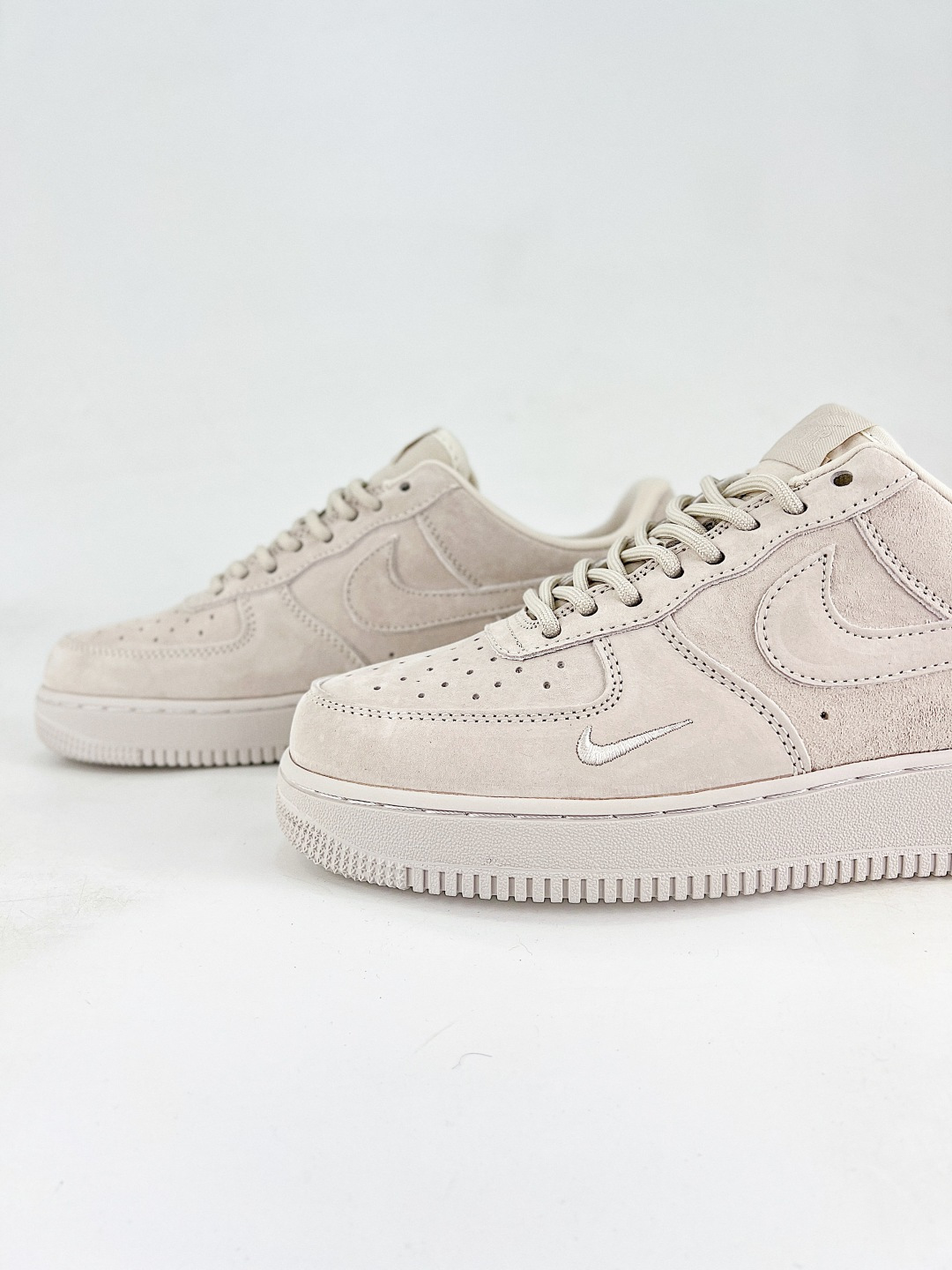 本地💰240 
Nike Air Force1 07 low  supreme联名
定制空军
#原楦头原纸板  打造纯正空军版型
#专注外贸渠道  全掌内置蜂窝气垫 
#原盒配件 原厂中底钢印、拉帮完美  
货号：DF0188 116
尺码：36 36.5 37.5 38 38.5 39 40 40.5 41 42 42.5 43 44 45