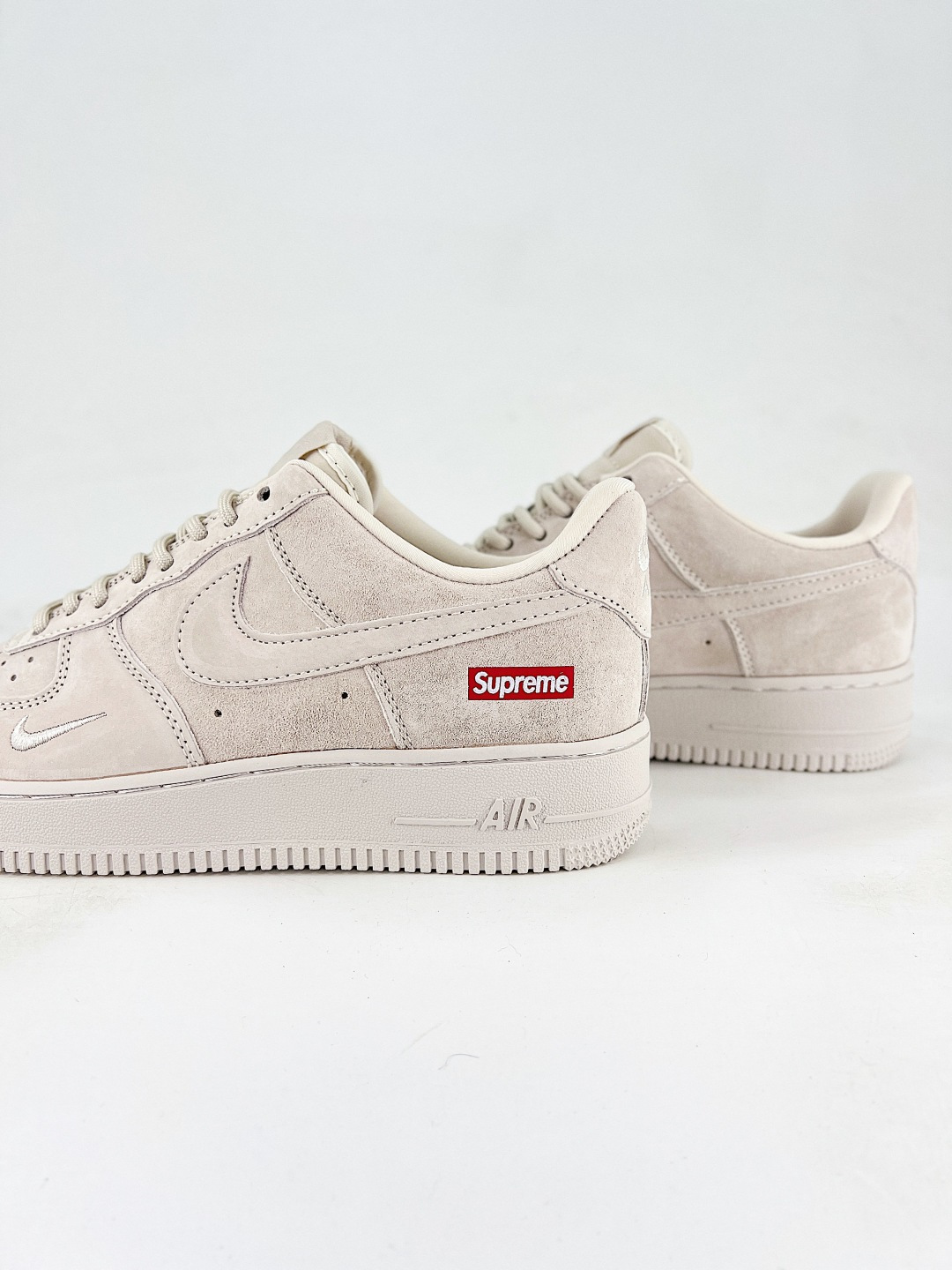 本地💰240 
Nike Air Force1 07 low  supreme联名
定制空军
#原楦头原纸板  打造纯正空军版型
#专注外贸渠道  全掌内置蜂窝气垫 
#原盒配件 原厂中底钢印、拉帮完美  
货号：DF0188 116
尺码：36 36.5 37.5 38 38.5 39 40 40.5 41 42 42.5 43 44 45