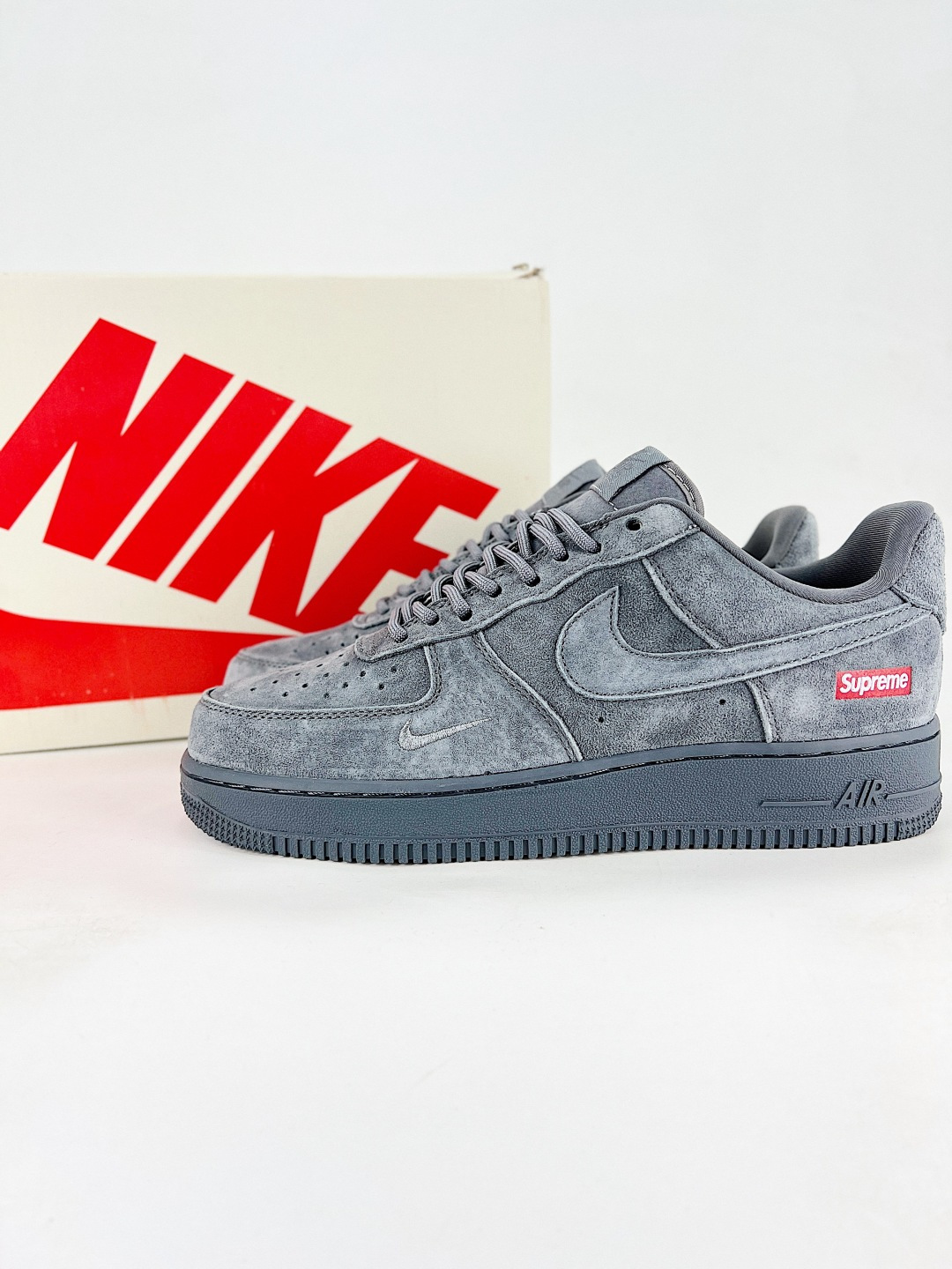 本地💰240 
Nike Air Force1 07 low  supreme联名
定制空军
#原楦头原纸板  打造纯正空军版型
#专注外贸渠道  全掌内置蜂窝气垫 
#原盒配件 原厂中底钢印、拉帮完美  
货号：DF0188 115
尺码：36 36.5 37.5 38 38.5 39 40 40.5 41 42 42.5 43 44 45