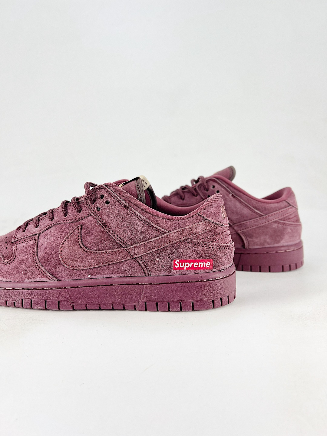 本地💰260 
NIKE DUNK SB LOW 全新配色  supreme联名
定制Dunk SB顾名思义，具有经典的Dunk血缘，又注入了更多的时尚元素。相较于普通的Dunk滑板鞋，改良版的Dunk SB加厚了鞋舌的填充，使舒适性大大提升，同时也更方便穿脱；中底部分则加入了脚感柔软舒适Zoom Air气垫，有效吸收滑板等极限运动在落地时带来的冲击力，为街头运动者们提供更好的保护  
货号：DD1988 004
尺码：36 36.5 37.5 38 38.5 39 40 40.5 41 42 42.5 43 44 45