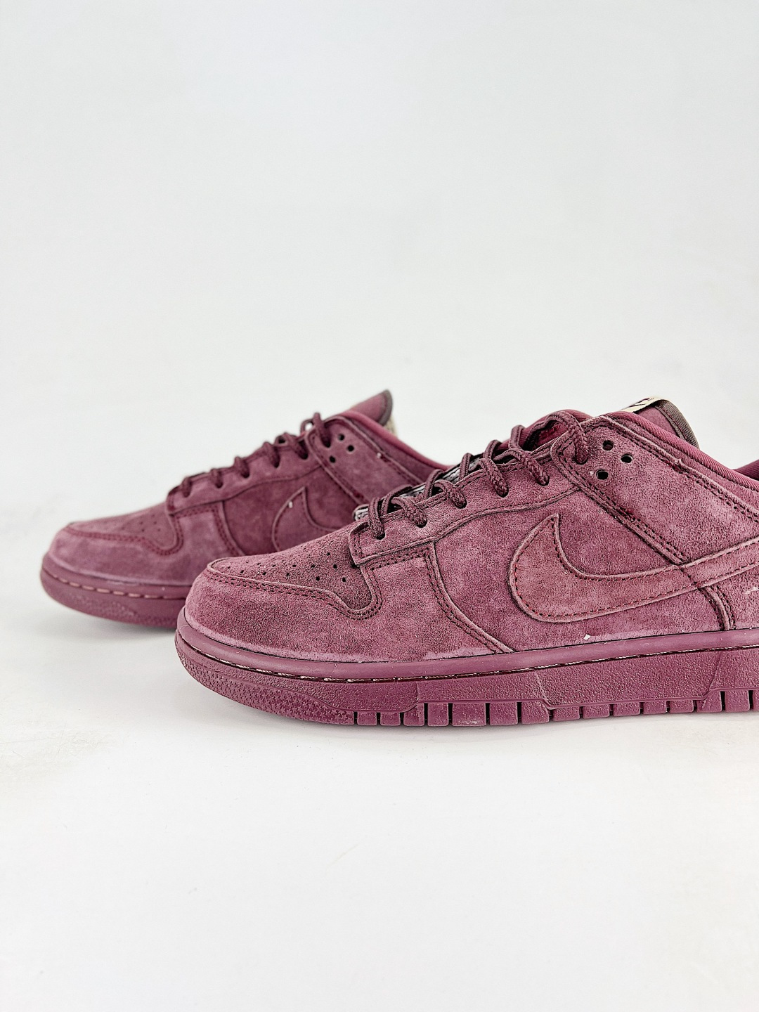 本地💰260 
NIKE DUNK SB LOW 全新配色  supreme联名
定制Dunk SB顾名思义，具有经典的Dunk血缘，又注入了更多的时尚元素。相较于普通的Dunk滑板鞋，改良版的Dunk SB加厚了鞋舌的填充，使舒适性大大提升，同时也更方便穿脱；中底部分则加入了脚感柔软舒适Zoom Air气垫，有效吸收滑板等极限运动在落地时带来的冲击力，为街头运动者们提供更好的保护  
货号：DD1988 004
尺码：36 36.5 37.5 38 38.5 39 40 40.5 41 42 42.5 43 44 45