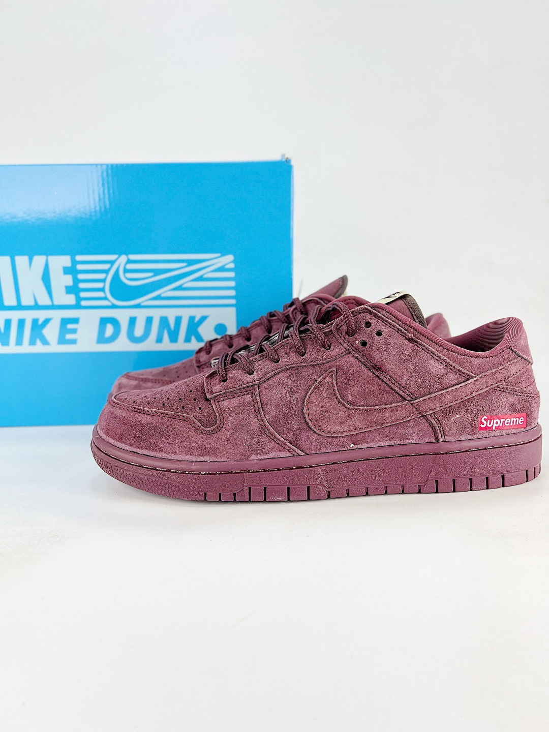 本地💰260 
NIKE DUNK SB LOW 全新配色  supreme联名
定制Dunk SB顾名思义，具有经典的Dunk血缘，又注入了更多的时尚元素。相较于普通的Dunk滑板鞋，改良版的Dunk SB加厚了鞋舌的填充，使舒适性大大提升，同时也更方便穿脱；中底部分则加入了脚感柔软舒适Zoom Air气垫，有效吸收滑板等极限运动在落地时带来的冲击力，为街头运动者们提供更好的保护  
货号：DD1988 004
尺码：36 36.5 37.5 38 38.5 39 40 40.5 41 42 42.5 43 44 45