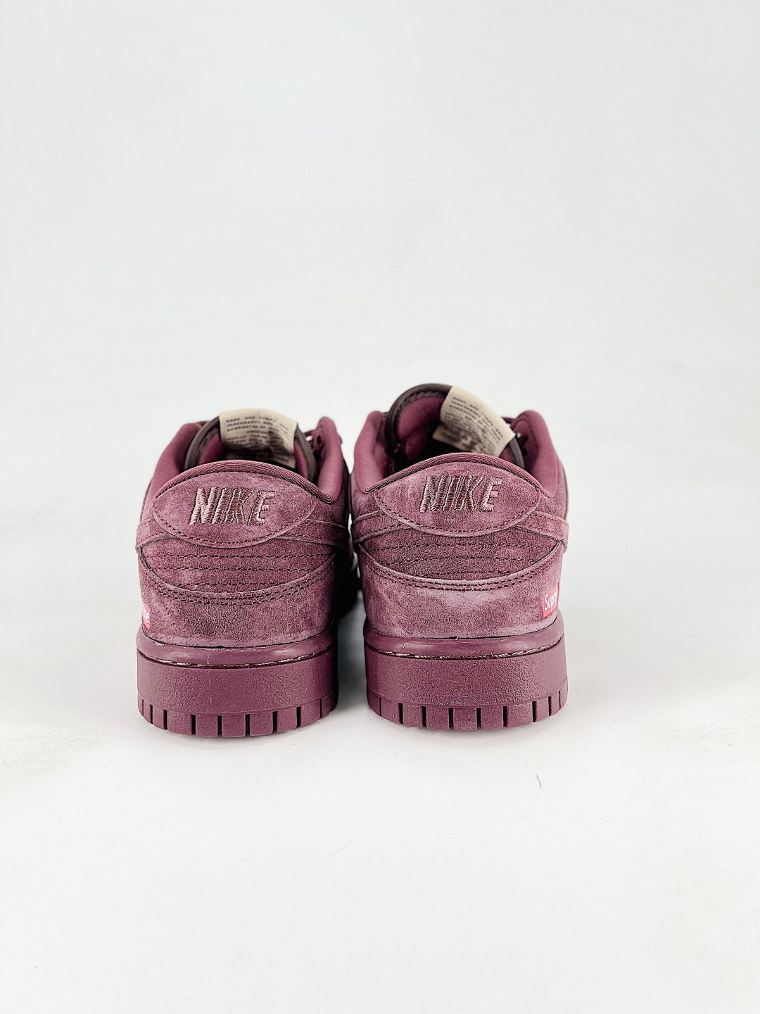 本地💰260 
NIKE DUNK SB LOW 全新配色  supreme联名
定制Dunk SB顾名思义，具有经典的Dunk血缘，又注入了更多的时尚元素。相较于普通的Dunk滑板鞋，改良版的Dunk SB加厚了鞋舌的填充，使舒适性大大提升，同时也更方便穿脱；中底部分则加入了脚感柔软舒适Zoom Air气垫，有效吸收滑板等极限运动在落地时带来的冲击力，为街头运动者们提供更好的保护  
货号：DD1988 004
尺码：36 36.5 37.5 38 38.5 39 40 40.5 41 42 42.5 43 44 45