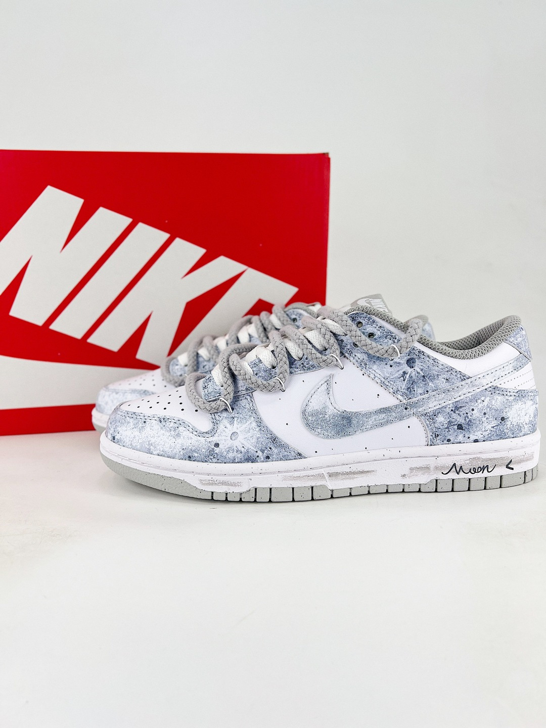 本地💰260
NIKE SB DUNK LOW PRO 解构联名
定制dunk
Dunk SB顾名思义,具有经典的Dunk血缘,又注入了更多的时尚元素。相较于普通的Dunk滑板鞋,改良版的Dunk SB加厚了鞋舌的填充,使舒适性大大提升,同时也更方便穿脱;中底部分则加入了脚感柔软舒适Zoom Air气垫,有效吸收滑板等极限运动在落地时带来的冲击力,为街头运动者们提供更好的保护
货号:DD1873 113
尺码:40 40.5 41 42 42.5 43 44 44.5 45 46