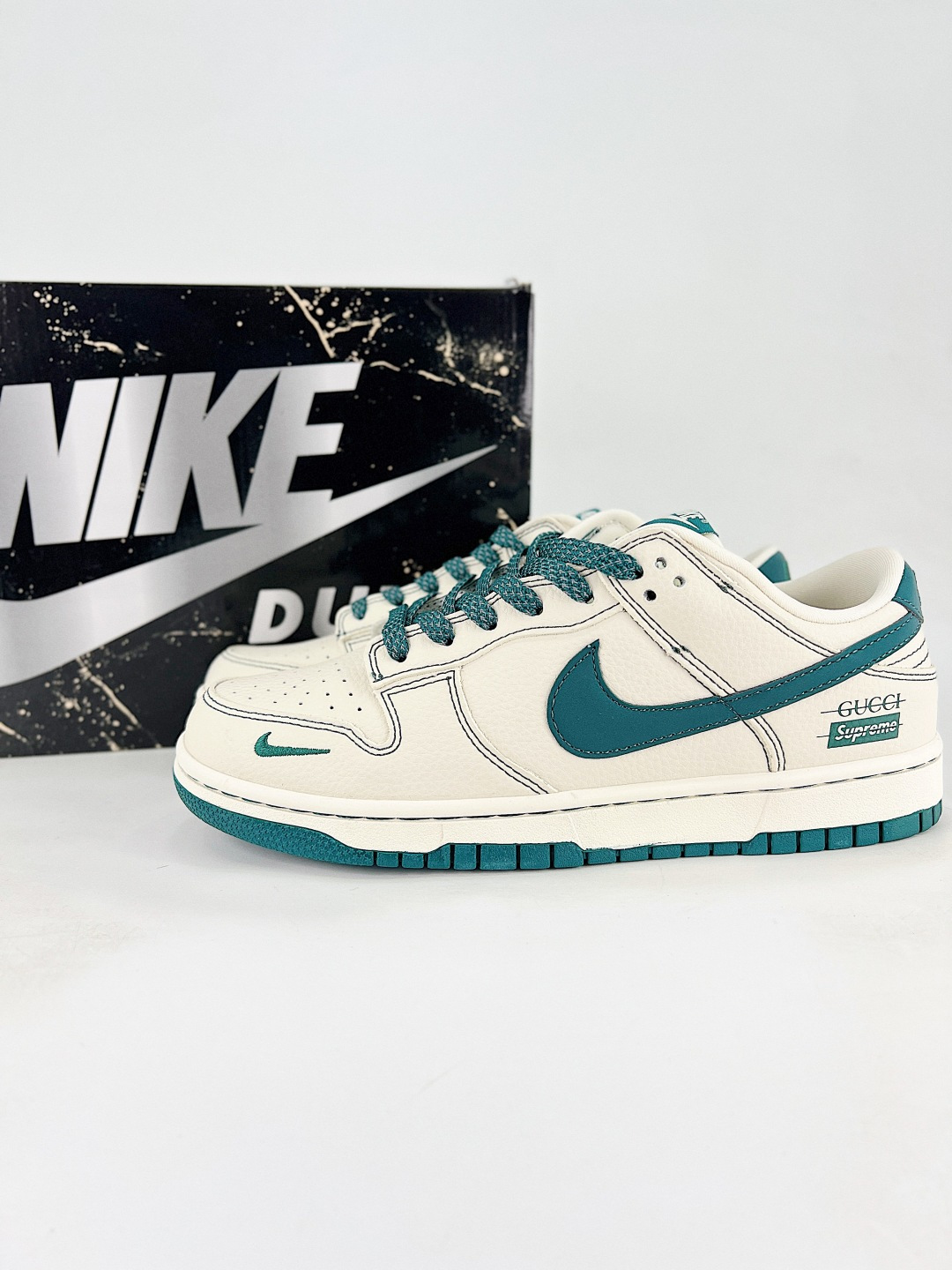 本地💰260 
NIKE DUNK SB LOW 全新配色  supreme联名
定制Dunk SB顾名思义，具有经典的Dunk血缘，又注入了更多的时尚元素。相较于普通的Dunk滑板鞋，改良版的Dunk SB加厚了鞋舌的填充，使舒适性大大提升，同时也更方便穿脱；中底部分则加入了脚感柔软舒适Zoom Air气垫，有效吸收滑板等极限运动在落地时带来的冲击力，为街头运动者们提供更好的保护  
货号：DD1988 003
尺码：36 36.5 37.5 38 38.5 39 40 40.5 41 42 42.5 43 44 45