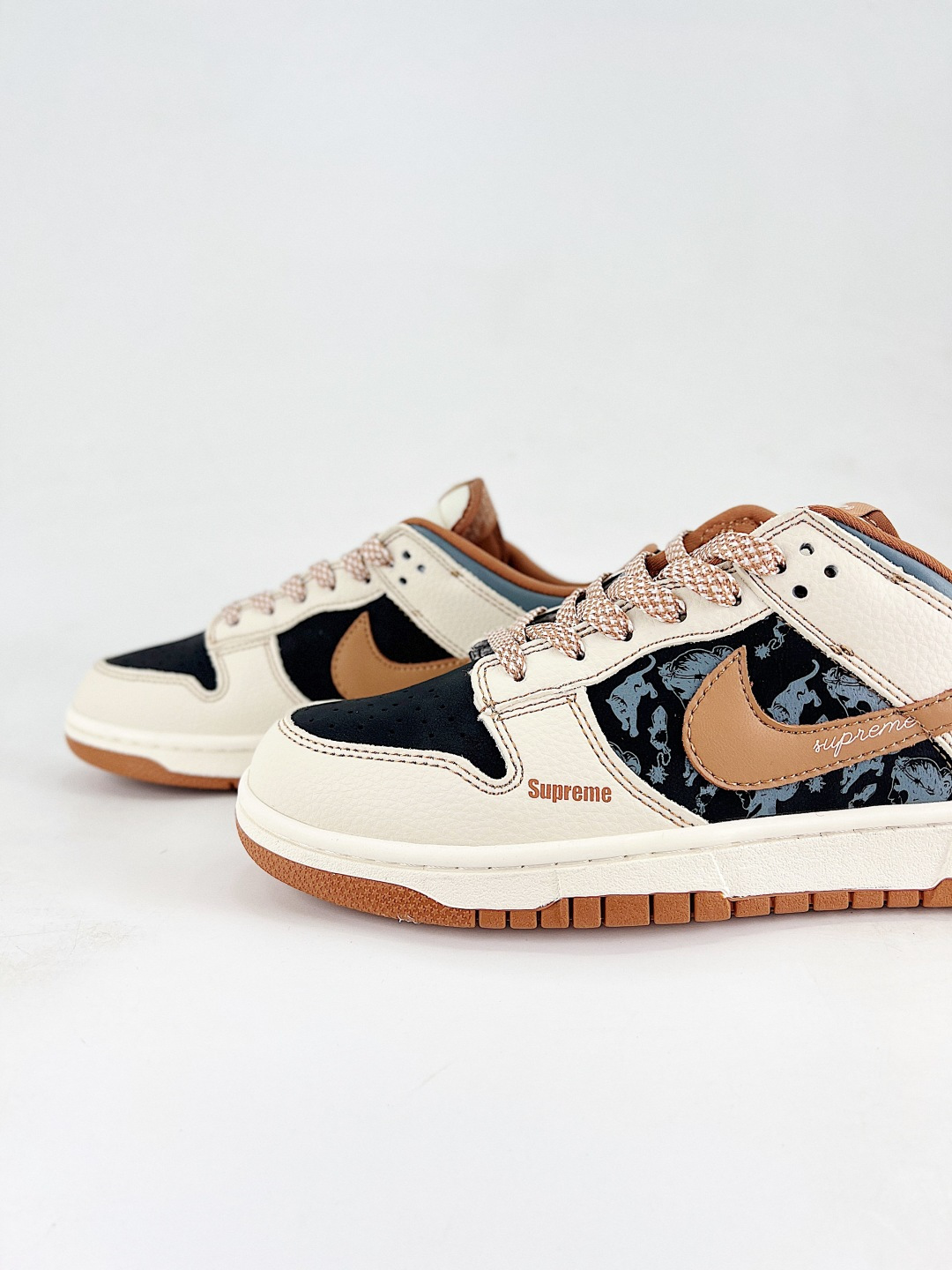 本地💰260 
NIKE DUNK SB LOW 全新配色  supreme联名
定制Dunk SB顾名思义，具有经典的Dunk血缘，又注入了更多的时尚元素。相较于普通的Dunk滑板鞋，改良版的Dunk SB加厚了鞋舌的填充，使舒适性大大提升，同时也更方便穿脱；中底部分则加入了脚感柔软舒适Zoom Air气垫，有效吸收滑板等极限运动在落地时带来的冲击力，为街头运动者们提供更好的保护  
货号：DJ1988 003
尺码：36 36.5 37.5 38 38.5 39 40 40.5 41 42 42.5 43 44 45