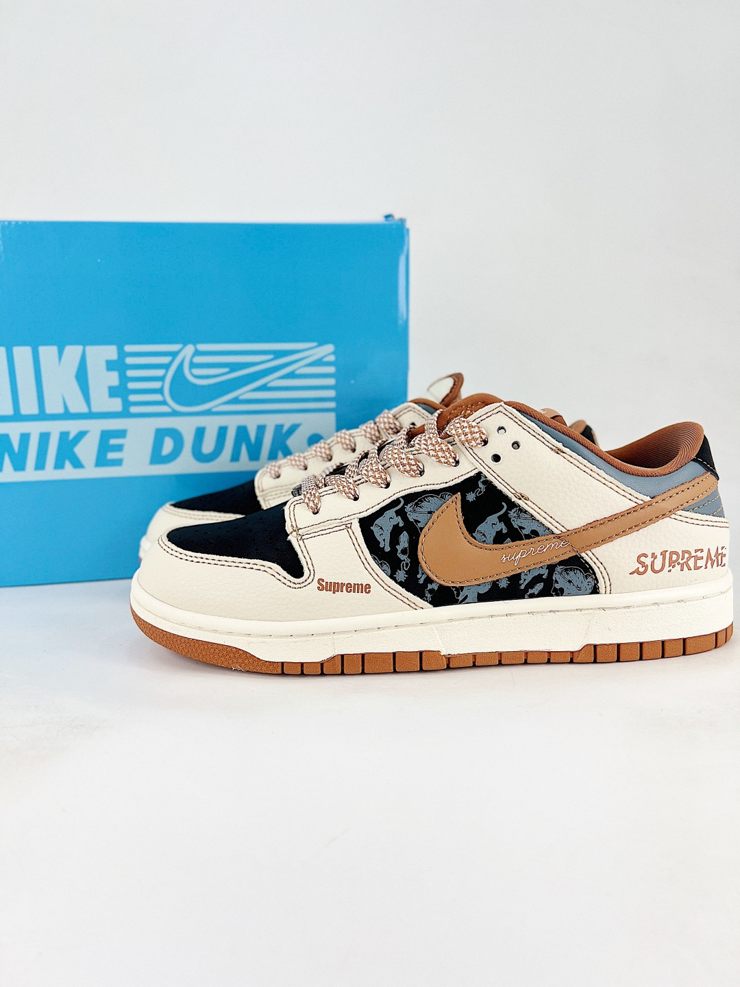 本地💰260 
NIKE DUNK SB LOW 全新配色  supreme联名
定制Dunk SB顾名思义，具有经典的Dunk血缘，又注入了更多的时尚元素。相较于普通的Dunk滑板鞋，改良版的Dunk SB加厚了鞋舌的填充，使舒适性大大提升，同时也更方便穿脱；中底部分则加入了脚感柔软舒适Zoom Air气垫，有效吸收滑板等极限运动在落地时带来的冲击力，为街头运动者们提供更好的保护  
货号：DJ1988 003
尺码：36 36.5 37.5 38 38.5 39 40 40.5 41 42 42.5 43 44 45