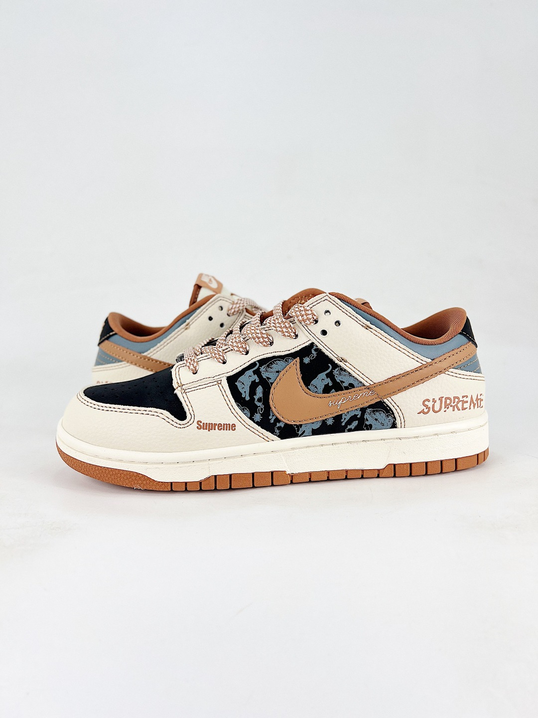 本地💰260 
NIKE DUNK SB LOW 全新配色  supreme联名
定制Dunk SB顾名思义，具有经典的Dunk血缘，又注入了更多的时尚元素。相较于普通的Dunk滑板鞋，改良版的Dunk SB加厚了鞋舌的填充，使舒适性大大提升，同时也更方便穿脱；中底部分则加入了脚感柔软舒适Zoom Air气垫，有效吸收滑板等极限运动在落地时带来的冲击力，为街头运动者们提供更好的保护  
货号：DJ1988 003
尺码：36 36.5 37.5 38 38.5 39 40 40.5 41 42 42.5 43 44 45