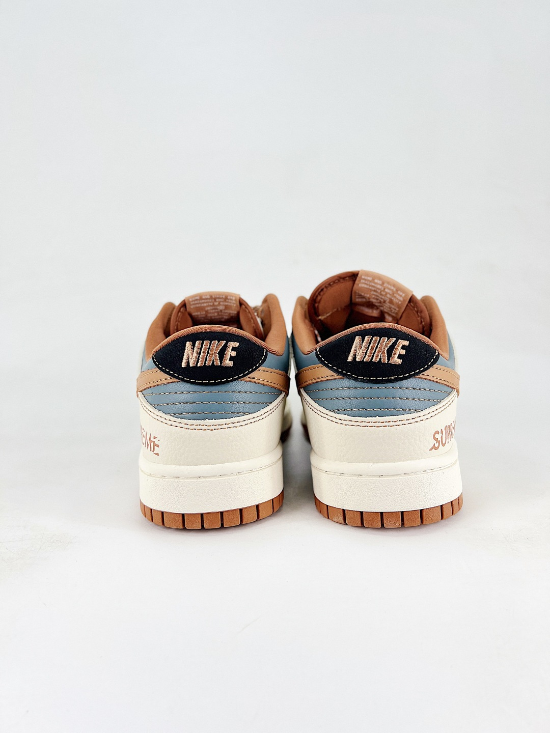 本地💰260 
NIKE DUNK SB LOW 全新配色  supreme联名
定制Dunk SB顾名思义，具有经典的Dunk血缘，又注入了更多的时尚元素。相较于普通的Dunk滑板鞋，改良版的Dunk SB加厚了鞋舌的填充，使舒适性大大提升，同时也更方便穿脱；中底部分则加入了脚感柔软舒适Zoom Air气垫，有效吸收滑板等极限运动在落地时带来的冲击力，为街头运动者们提供更好的保护  
货号：DJ1988 003
尺码：36 36.5 37.5 38 38.5 39 40 40.5 41 42 42.5 43 44 45